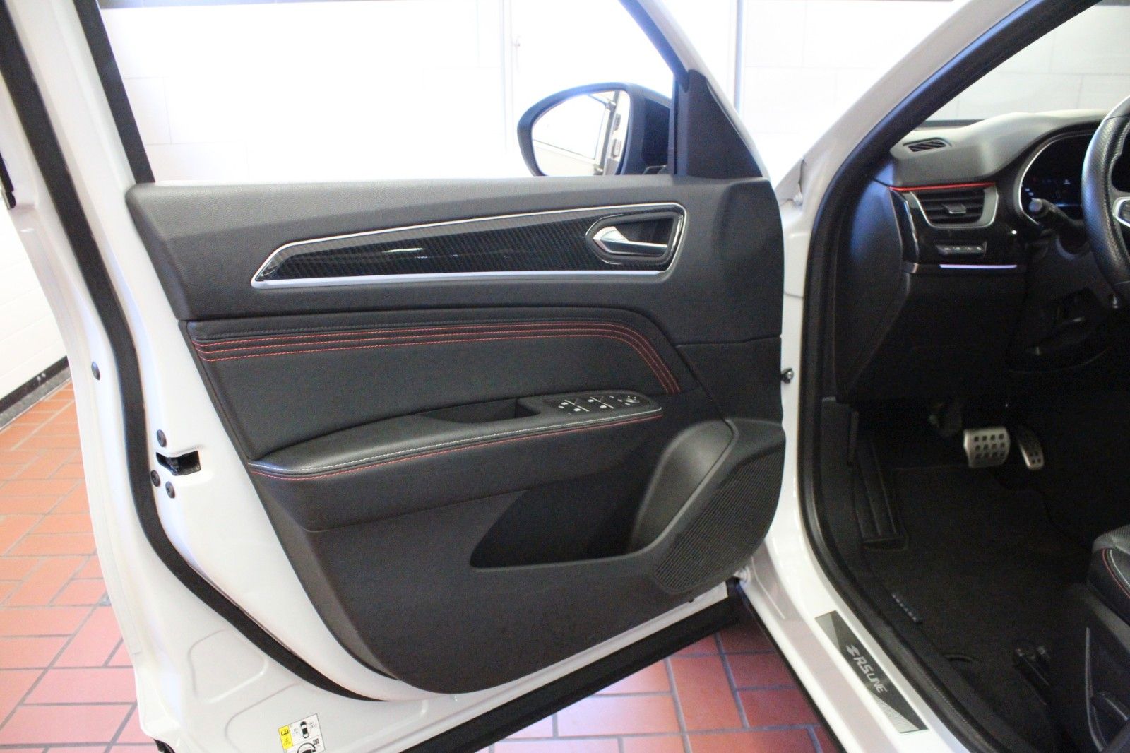 Fahrzeugabbildung Renault Arkana Mild Hybrid 160 EDC R.S. Line*Leder*