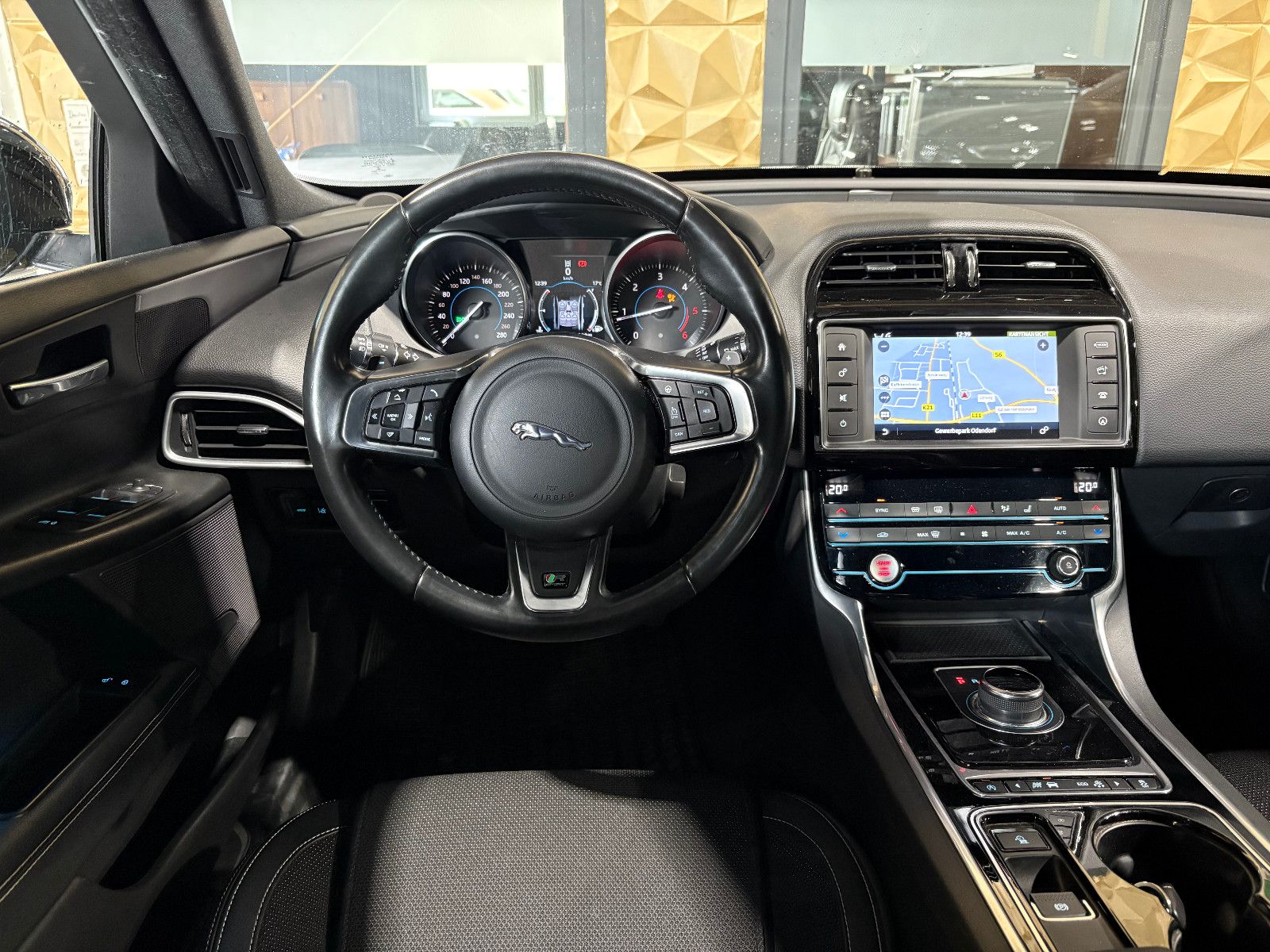 Fahrzeugabbildung Jaguar XE /TEMPOMAT/NAVI/SHZ/KLIMA/BI-XENON/SPURHALTE