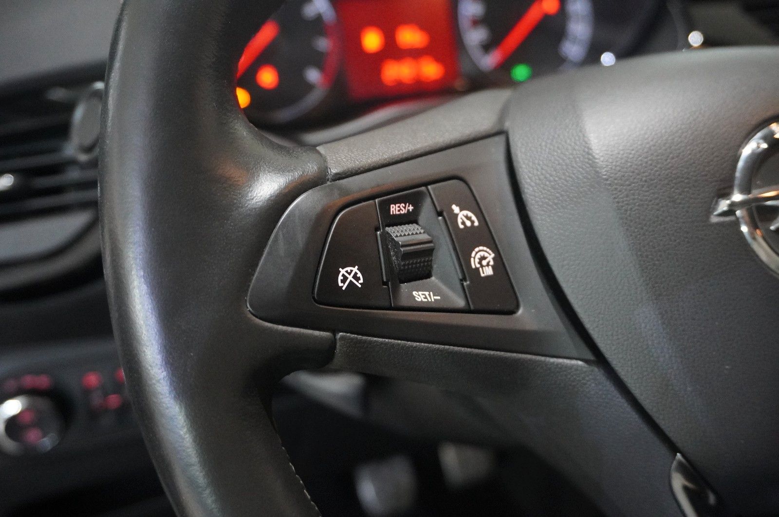 Fahrzeugabbildung Opel Corsa E 1.4 COLOR EDITION SPORT/SHZ/PDC/TEMP.