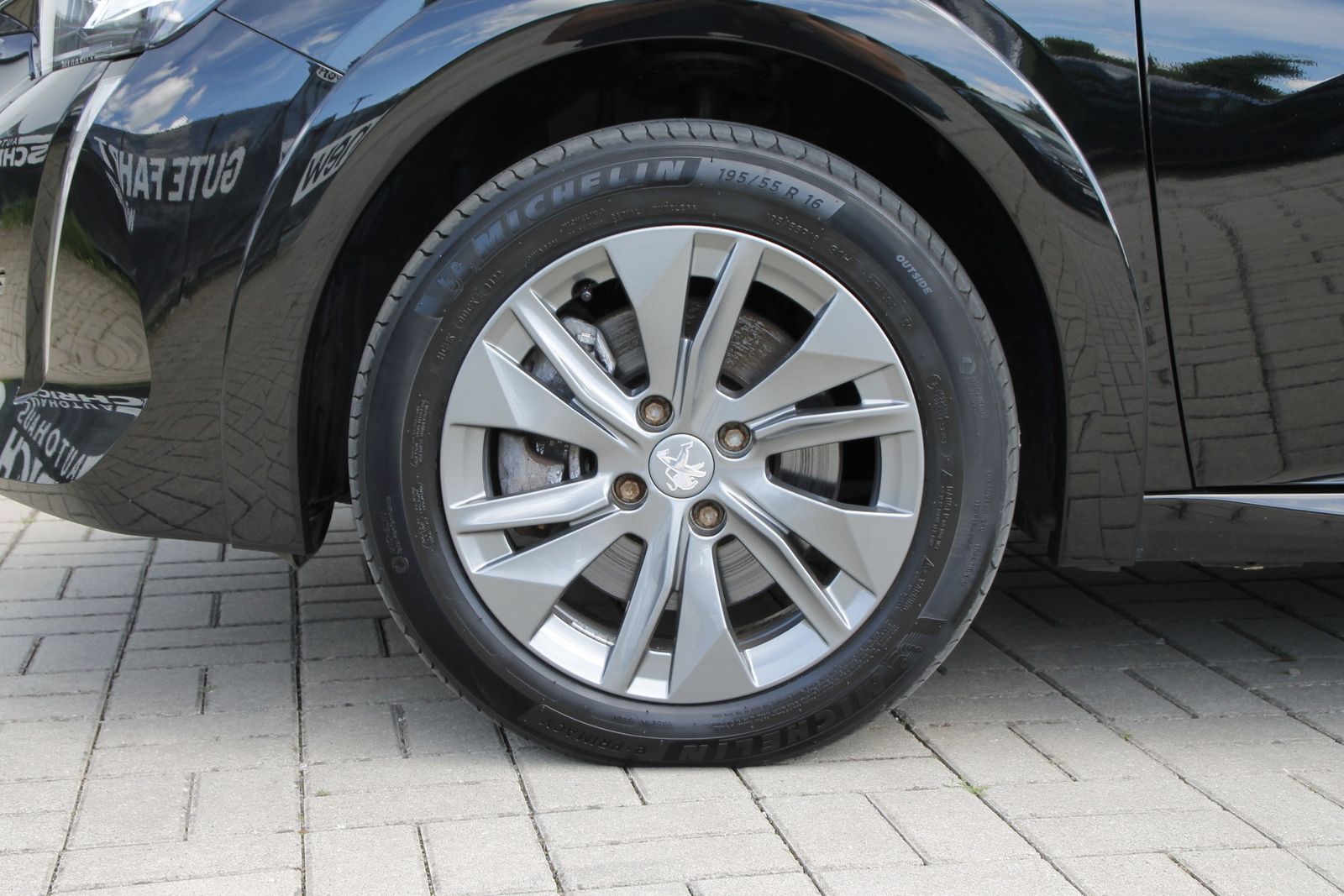 Fahrzeugabbildung Peugeot e-208 Allure Pack