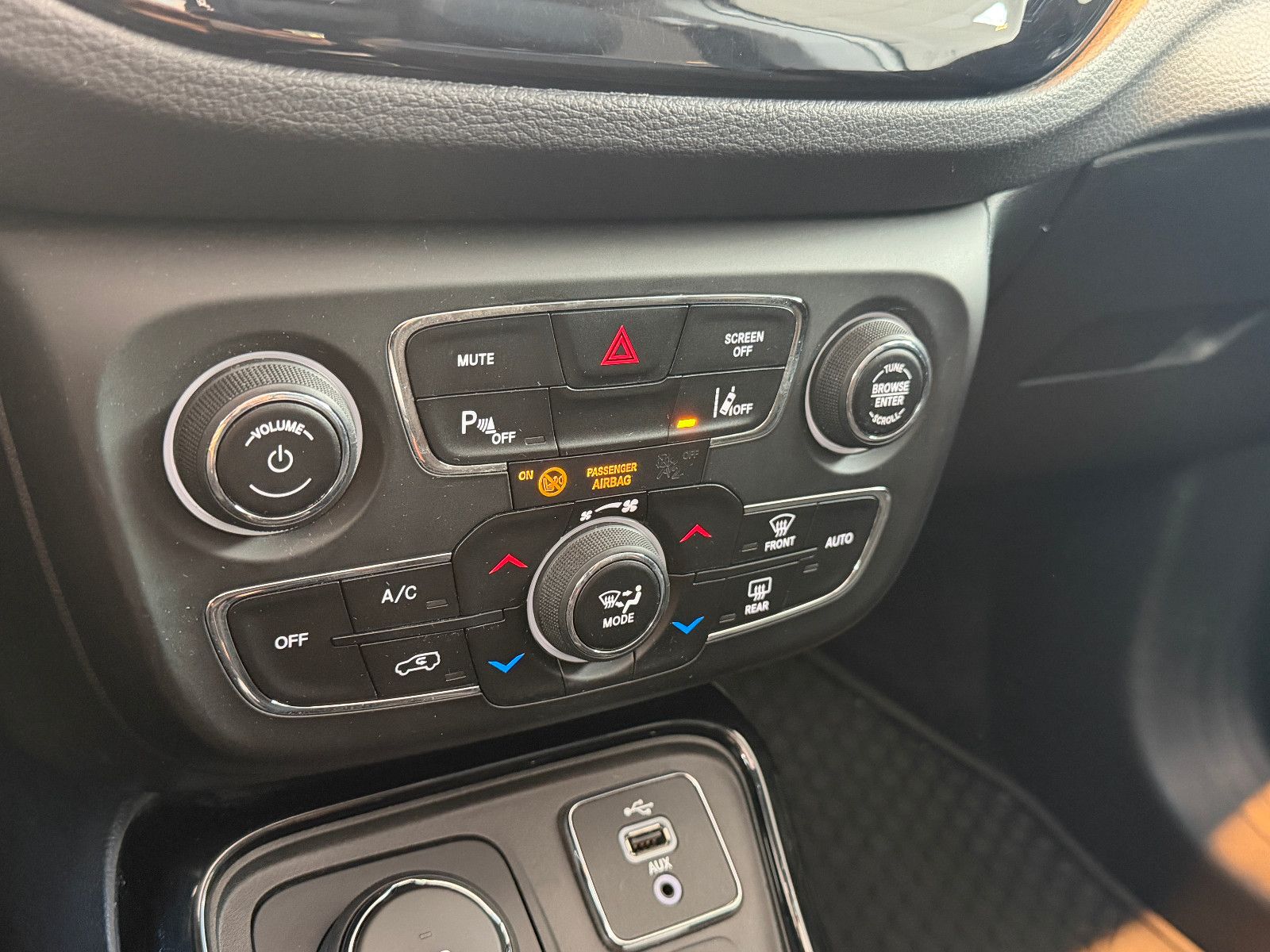 Fahrzeugabbildung Jeep Compass Limited 4WD /PANO/SHZ/L-HEIZ/PDC