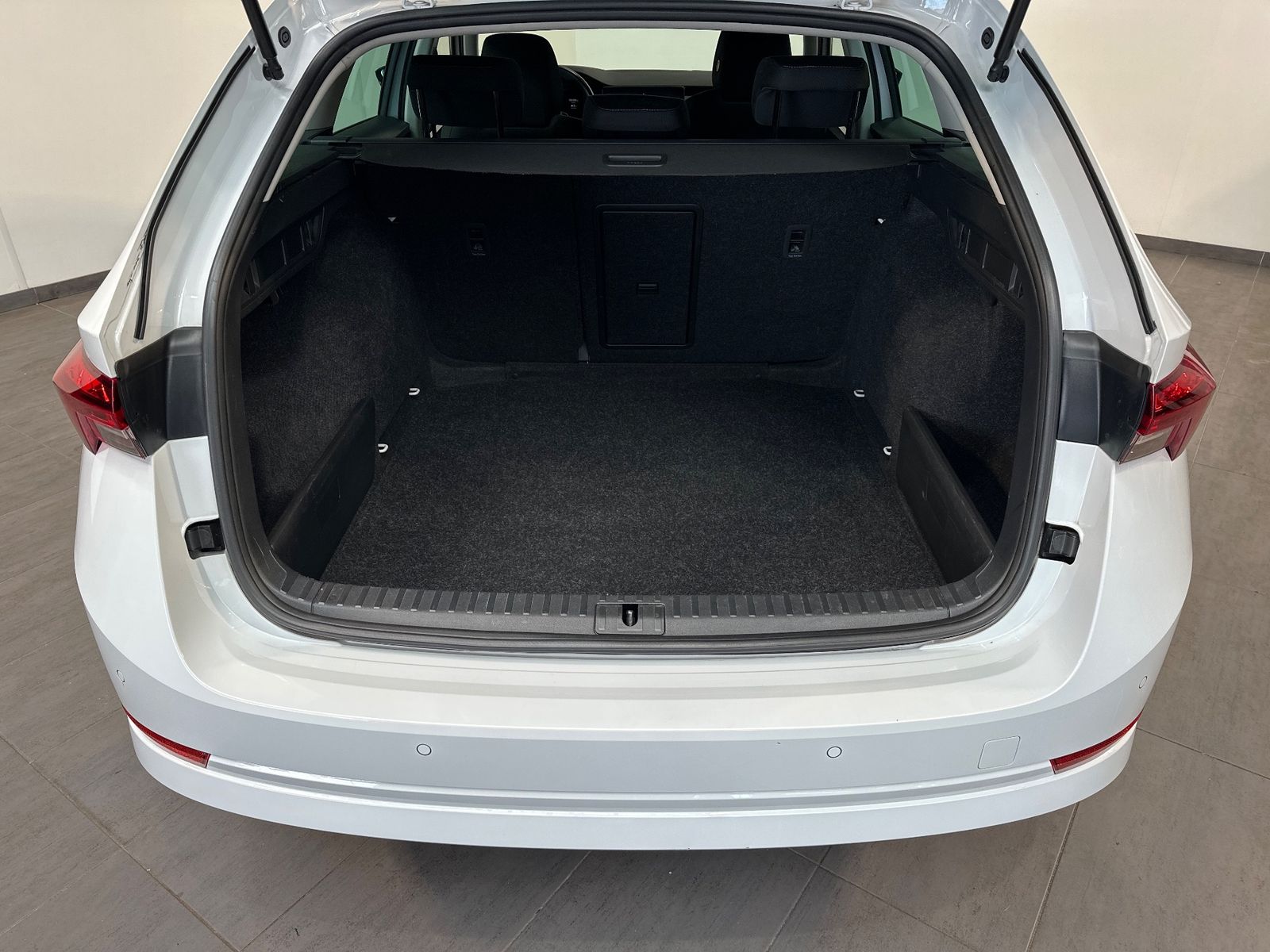 Fahrzeugabbildung SKODA Octavia Combi 2.0 TDI DSG Ambition NAV+LED+ACC