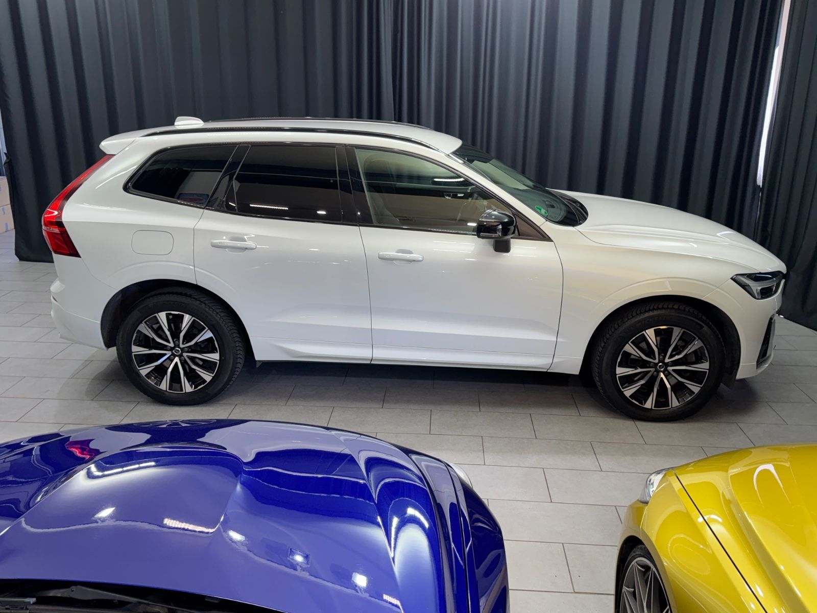Fahrzeugabbildung Volvo XC 60 Plus Dark AWD |H/K|STDHZ|LED