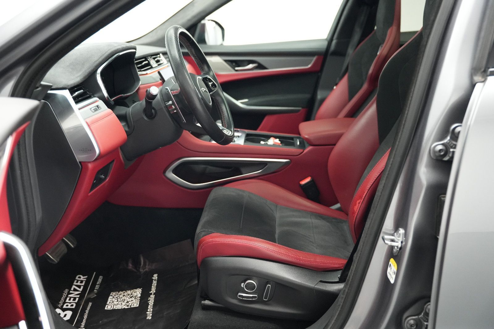 Fahrzeugabbildung Jaguar F-Pace F-PACE SVR /PANO/MERIDIAN/HUD/360°KAM/MEM