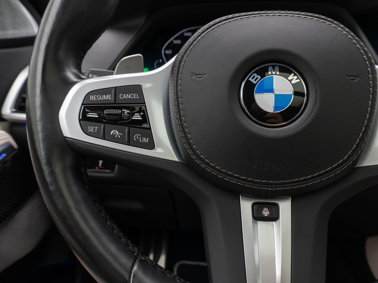 Fahrzeugabbildung BMW X6 M50i Panorama Laser 360°HUD B&W SoftCL 22Zoll