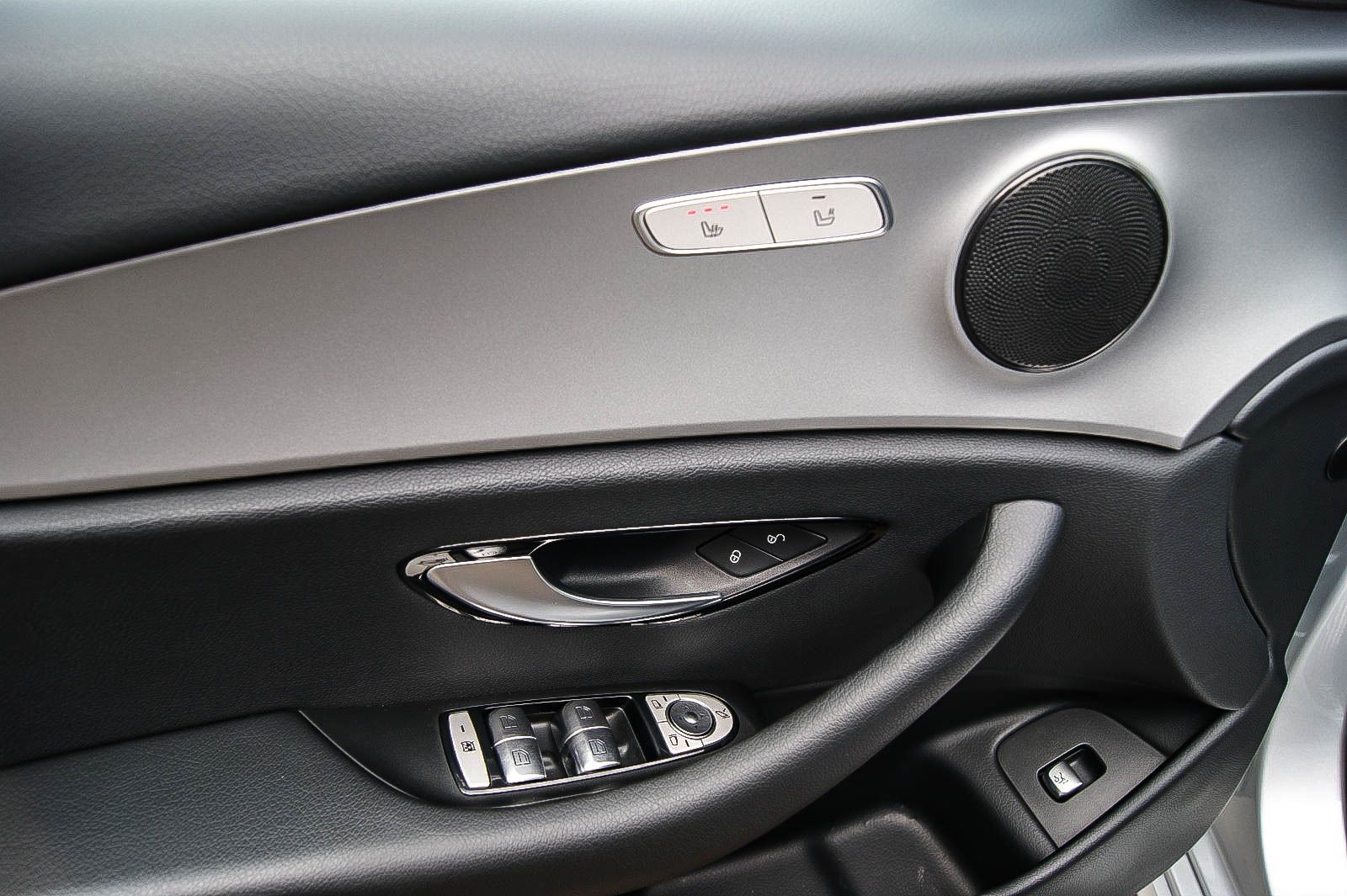 Fahrzeugabbildung Mercedes-Benz E 200 T-Modell 7-SITZER STANDHEIZUNG MULTI-BEAM