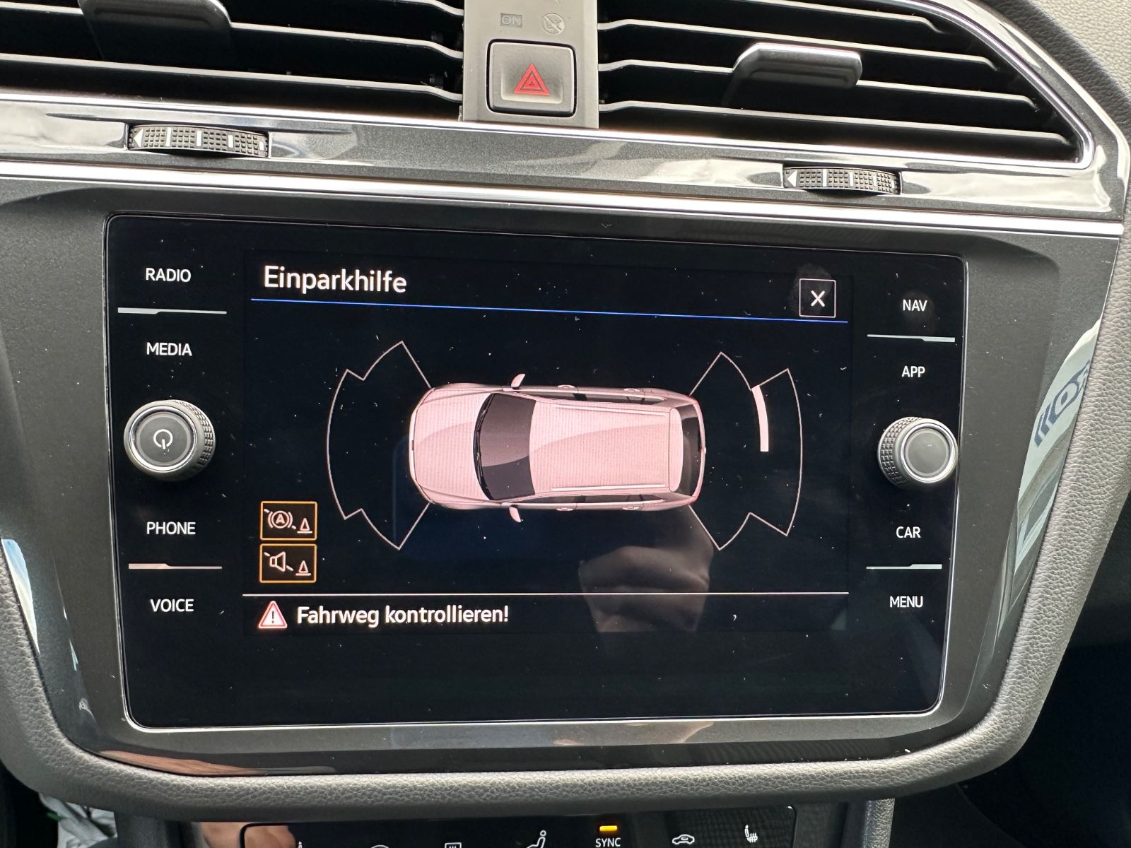 Fahrzeugabbildung Volkswagen Tiguan 2.0 TDI Active AHK/Navi/LED/SHZG/ACC