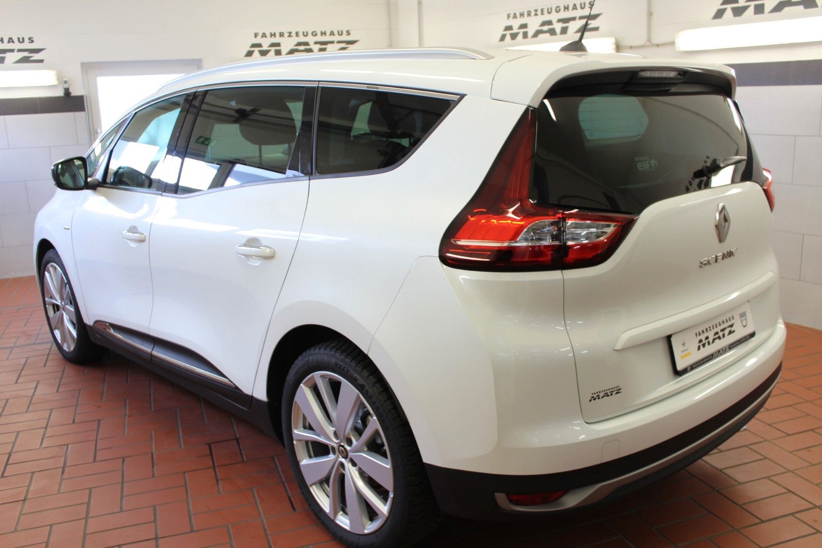 Fahrzeugabbildung Renault Grand Scenic TCe140 Limited Deluxe EDC 7-Sitzer