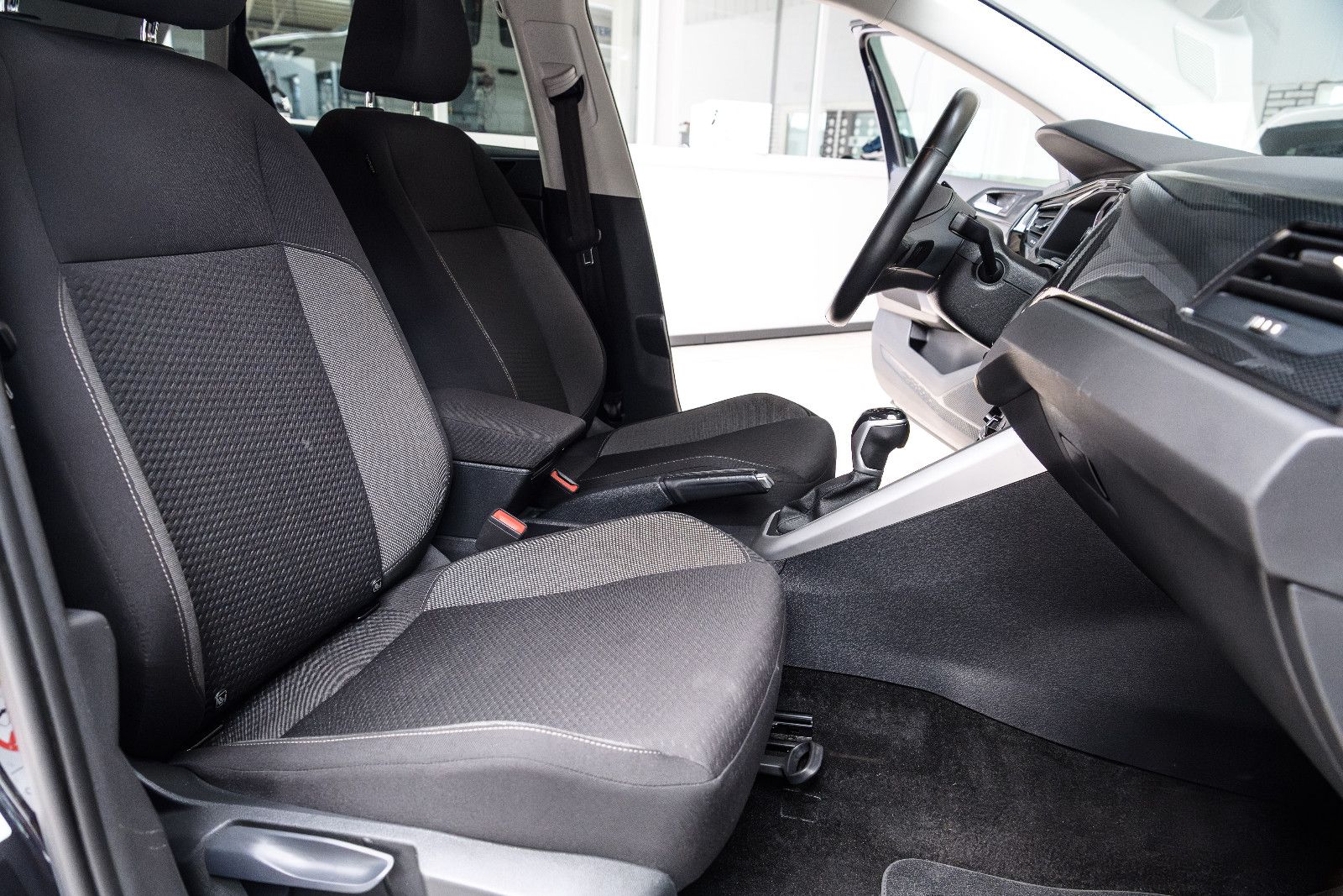 Fahrzeugabbildung Volkswagen Polo VI Life+LED+SHZ+NAVI+GJR+KEYLESS+DAB+AUTOMA