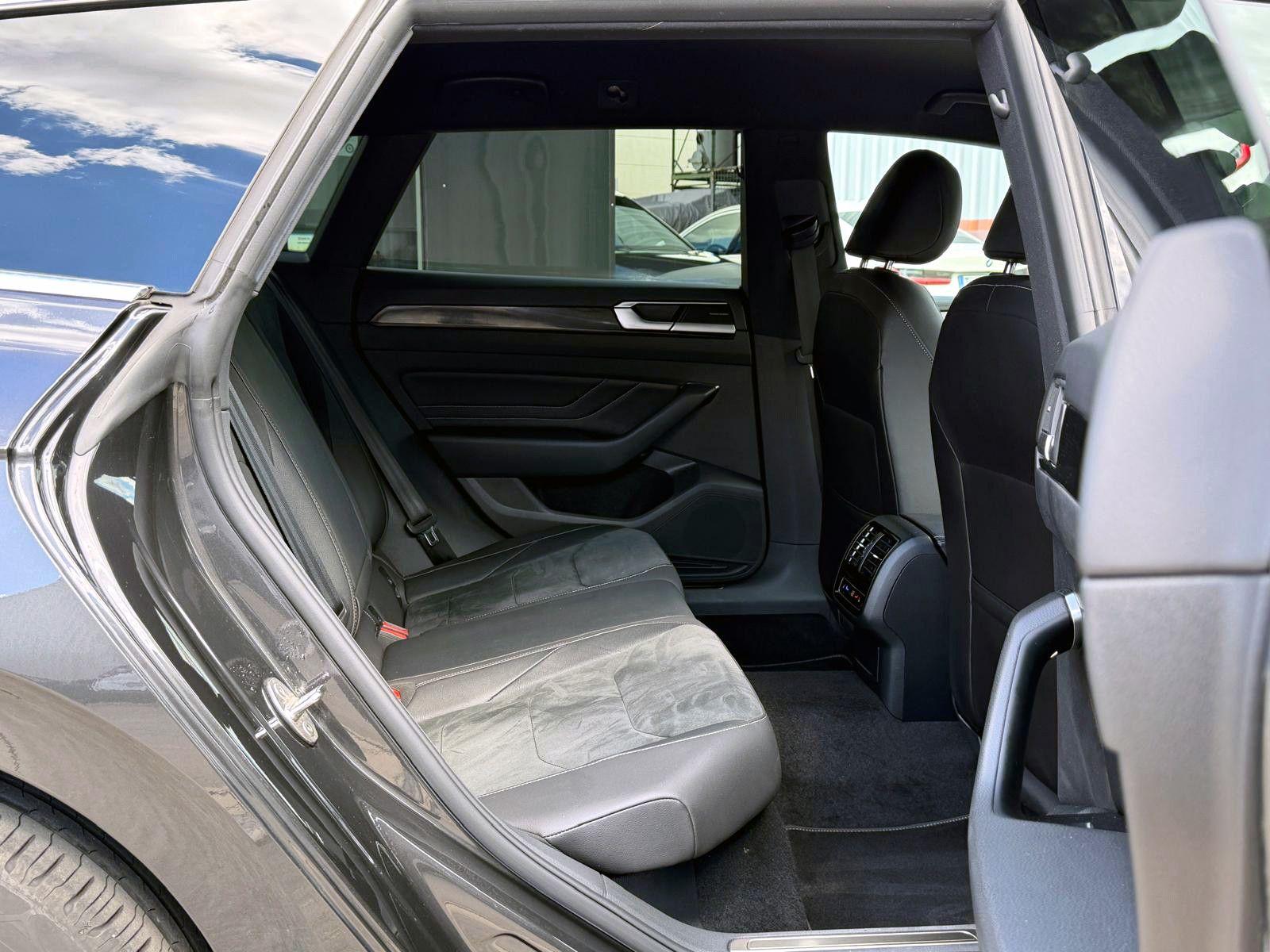 Fahrzeugabbildung Volkswagen Arteon SB 2.0TDI DSG R-Line 4M ACC KAM H&K AHK