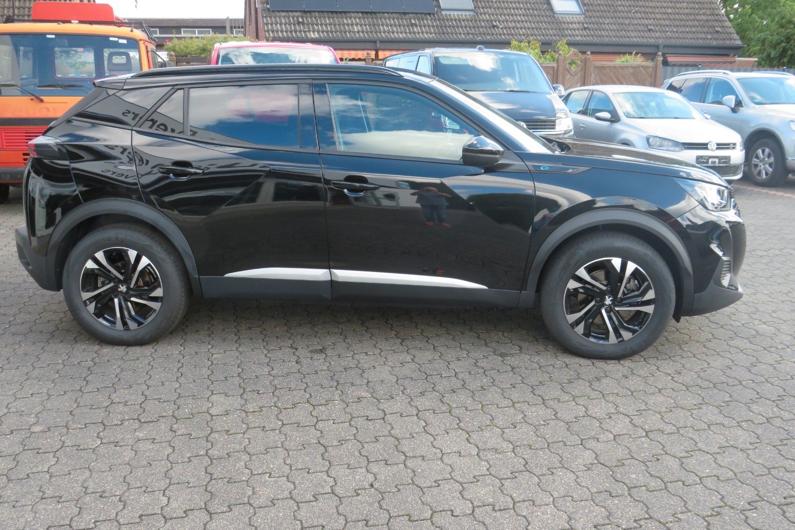 Fahrzeugabbildung Peugeot 2008 e- Allure Pack NAVI KAMERA ACC PDC SITZH 1H