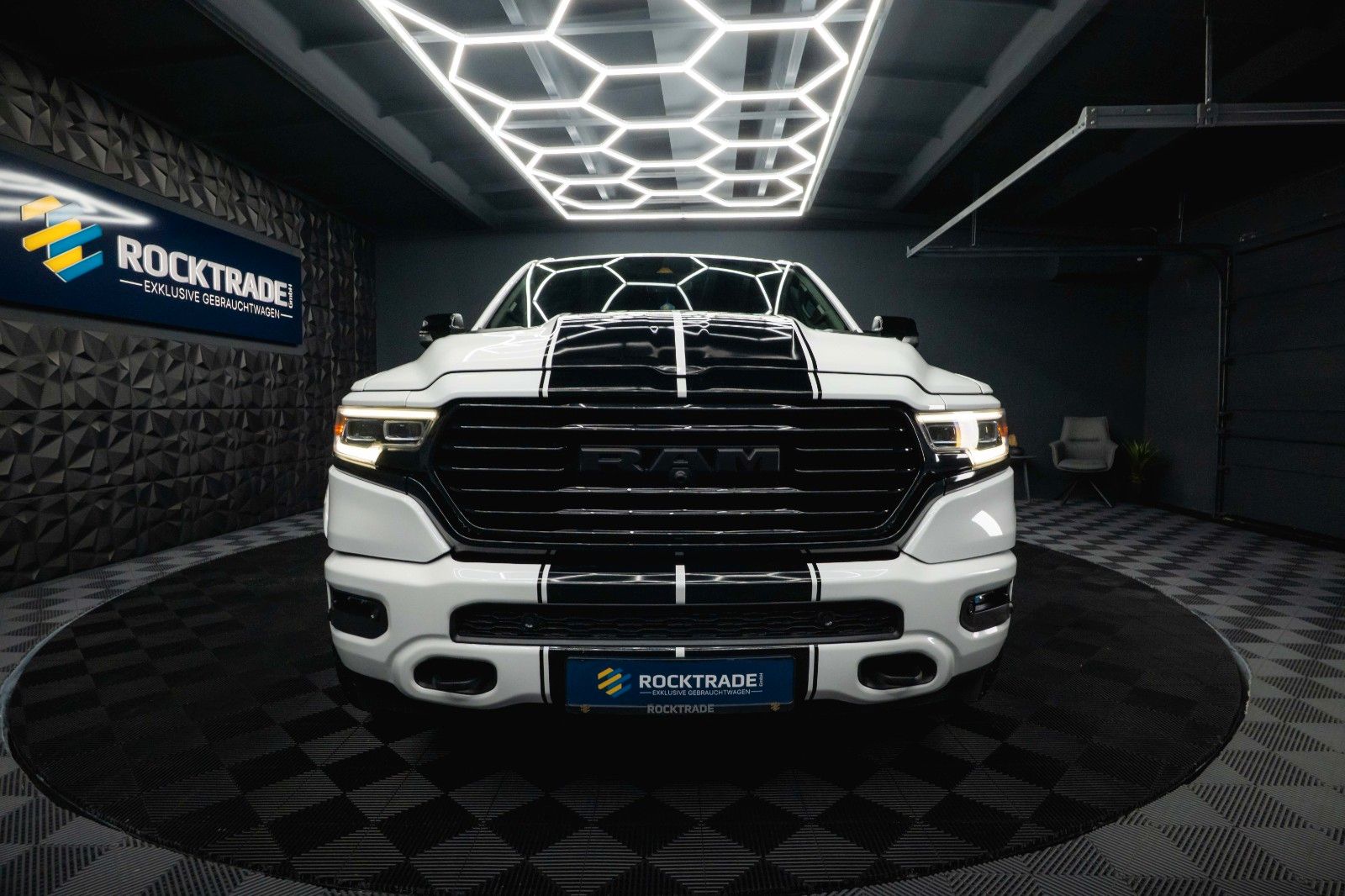 Fahrzeugabbildung Dodge RAM 5.7 V8 HEMI LIMITED Offroad Night-Paket *LED