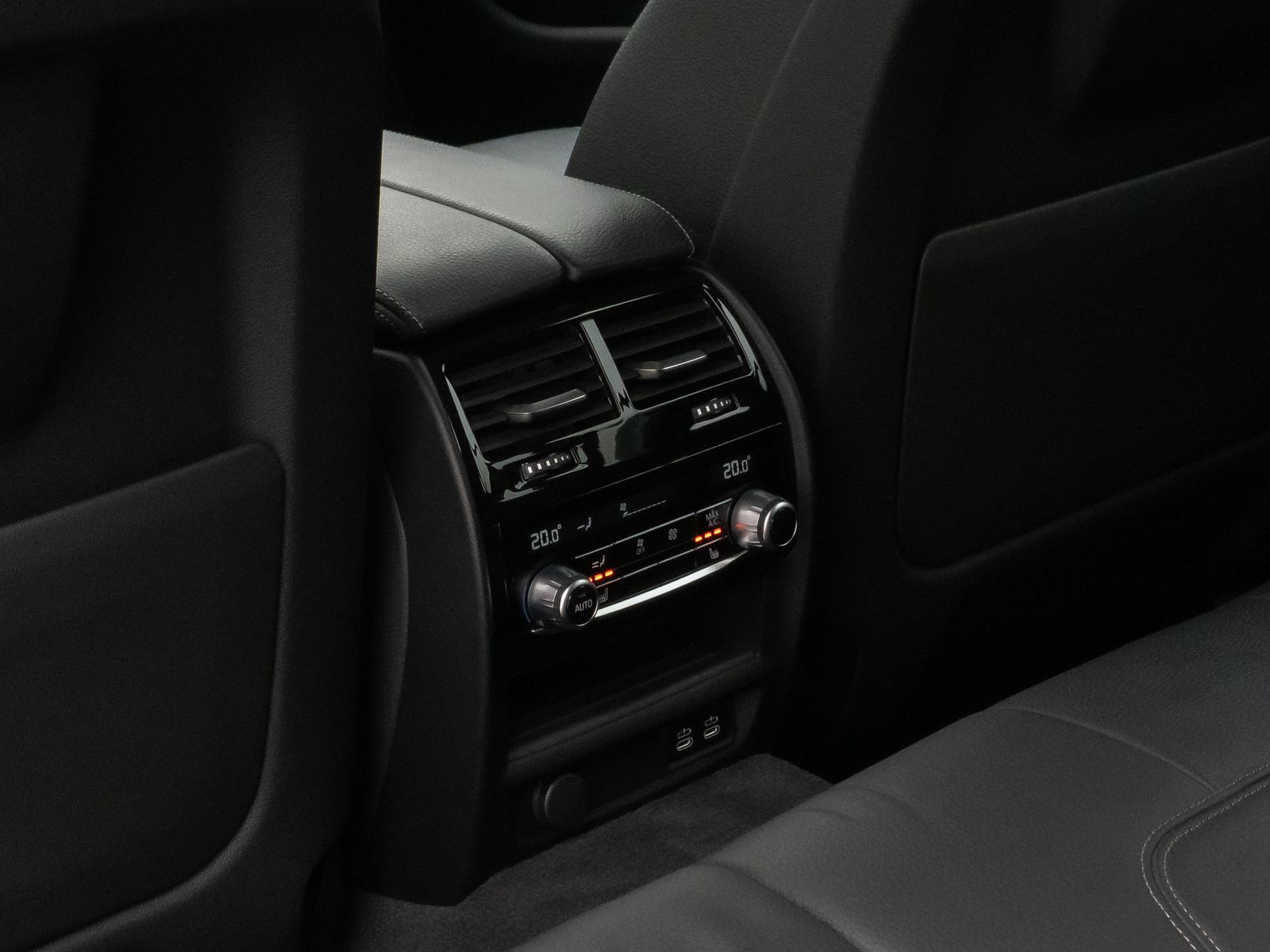 Fahrzeugabbildung BMW 530e xD LuxuryLine 360°Laser HUD DAB H/K ACC AHK