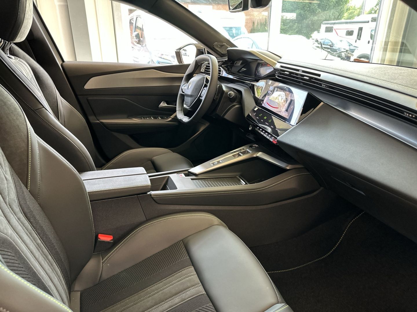 Fahrzeugabbildung Peugeot 408 GT Hybrid 145 e-DSC6 El. Panodach Navi SHZ