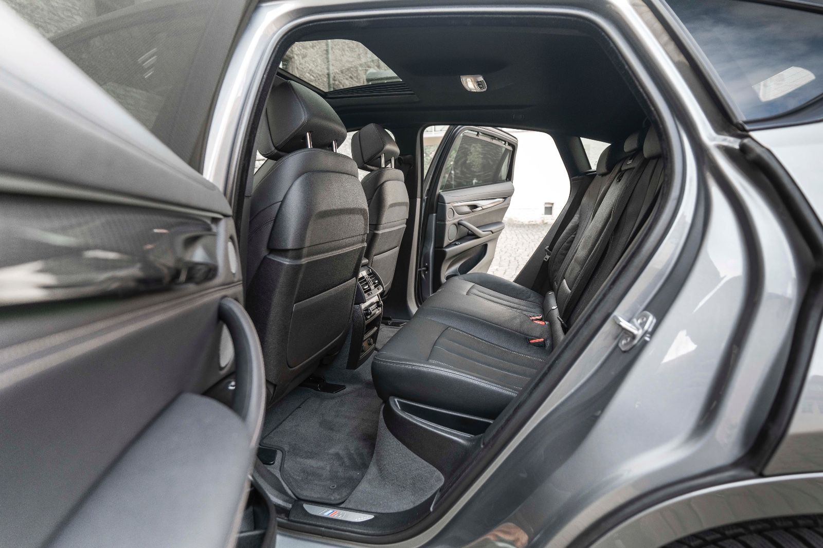 Fahrzeugabbildung BMW X6 xDrive50i M-SPORTPAKET ACC HUD LED 360° H&K