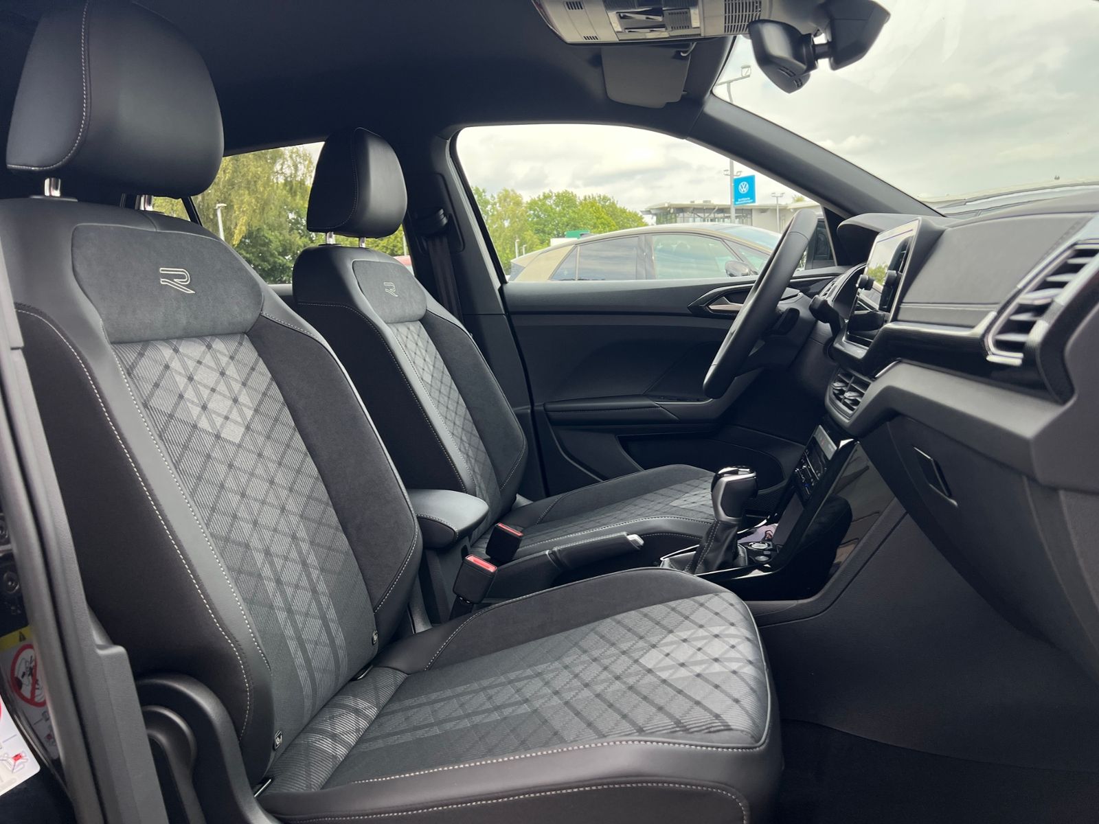 Fahrzeugabbildung Volkswagen T-Cross R-Line 1.5 TSI DSG *AHK, IQ.LIGHT, ACC,