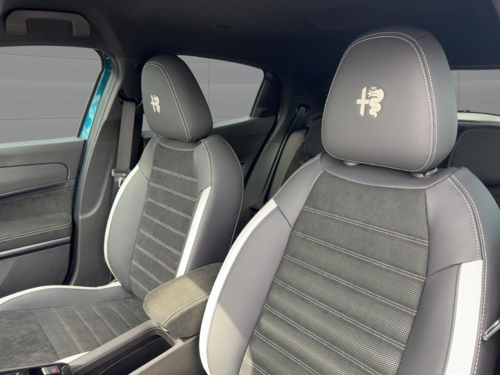 Fahrzeugabbildung Alfa Romeo Junior Ibrida Sport Speciale MATRIX WINTER NAVI