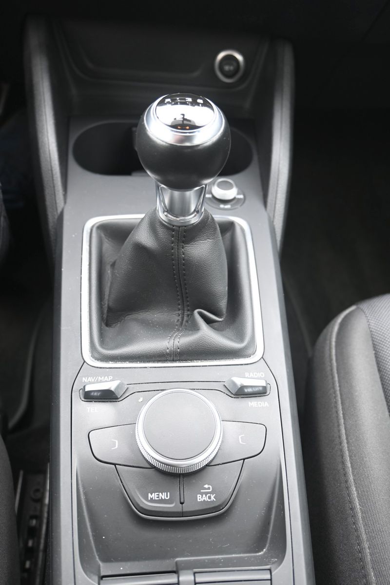 Fahrzeugabbildung Audi Q2 30 1.0 TFSI PDC*RFK*SHZG*LED*Allwetter*