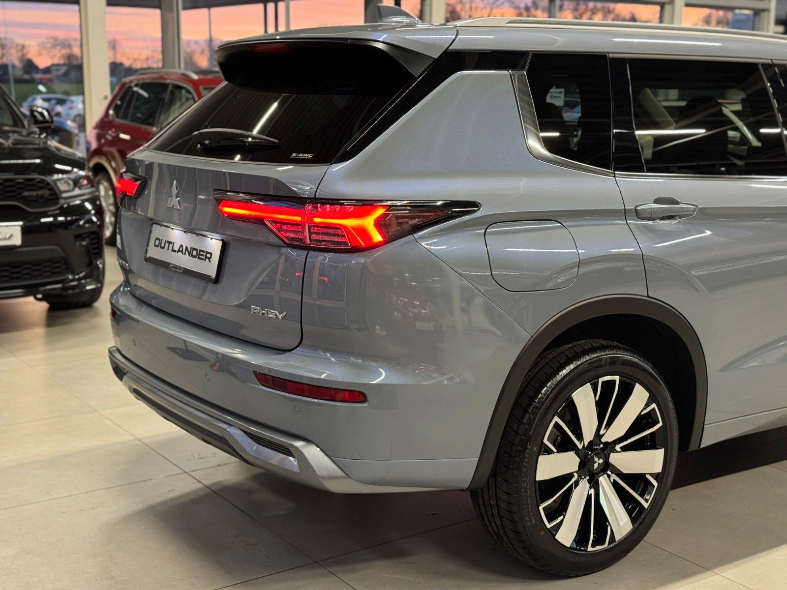 Fahrzeugabbildung Mitsubishi Outlander 2.4PLUG-IN HYBRID 4WD TOP PANO