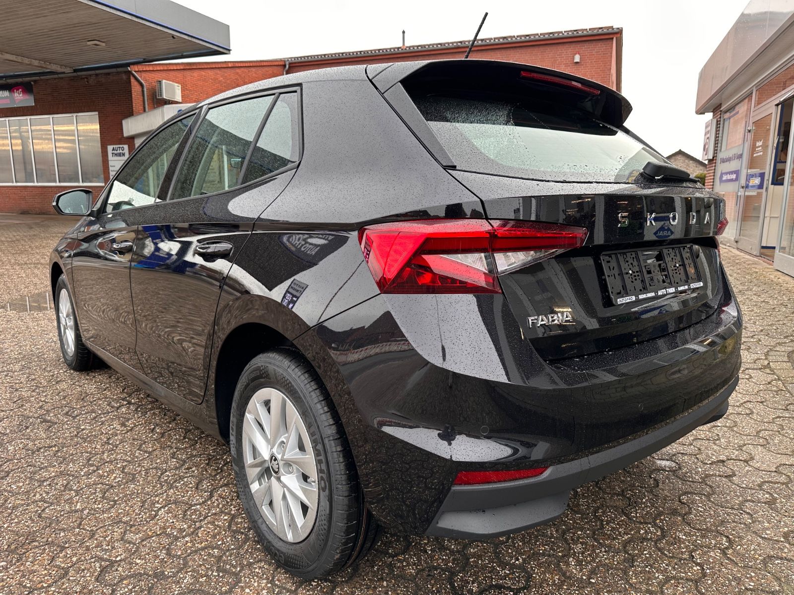 Fahrzeugabbildung SKODA Fabia 1.0 TSI DSG Selection LED/PDC/SHZG/APP/GRA