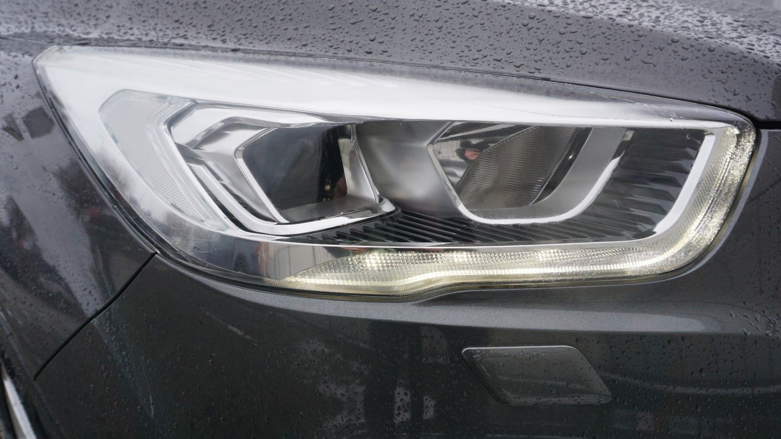 Fahrzeugabbildung Ford Kuga Titanium, Navi, Allrad, PDC, LED