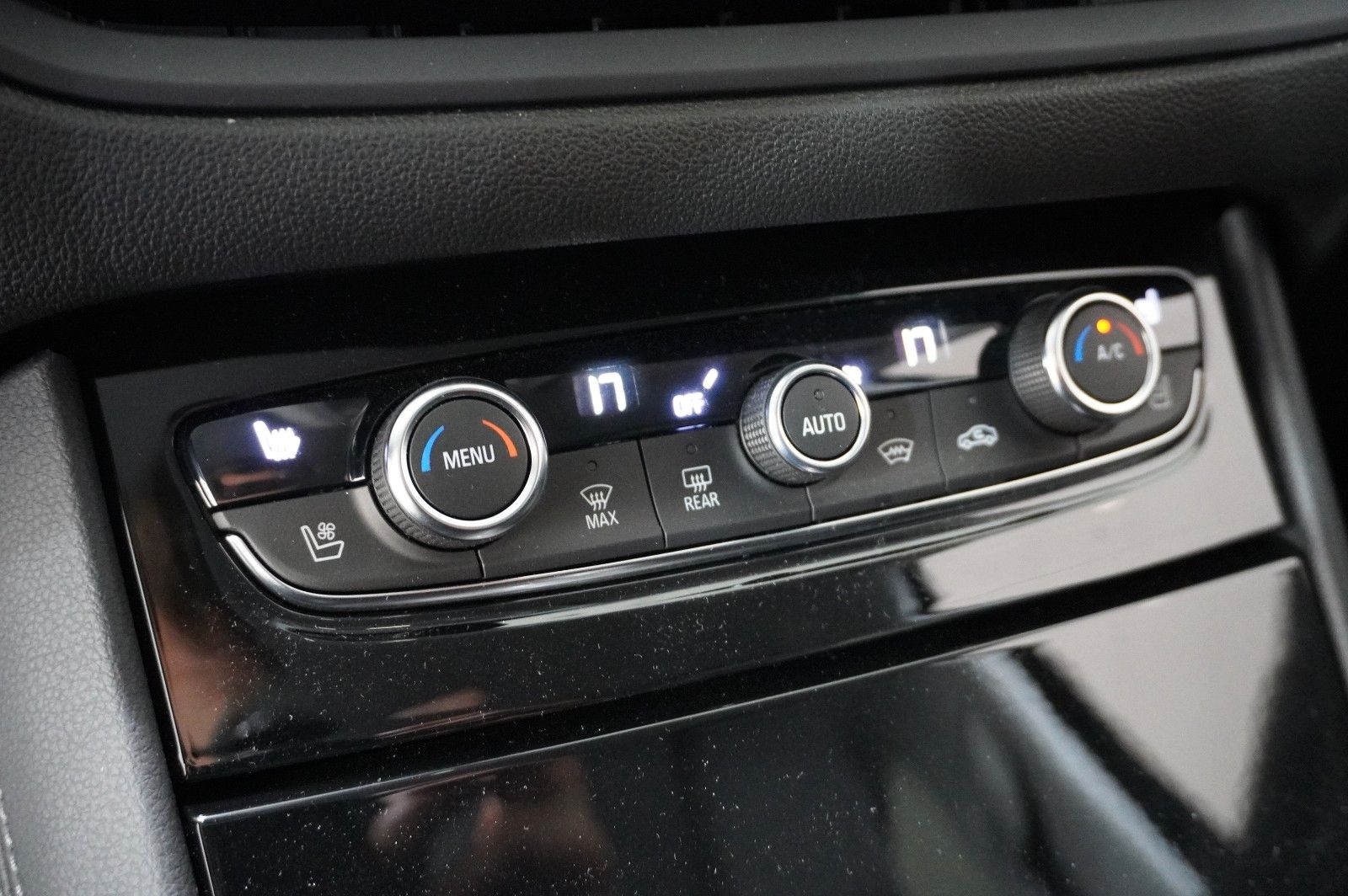 Fahrzeugabbildung Opel Grandland (X) 1.6T GSe HYBRID 4X4 NAVI/LED/SPORT