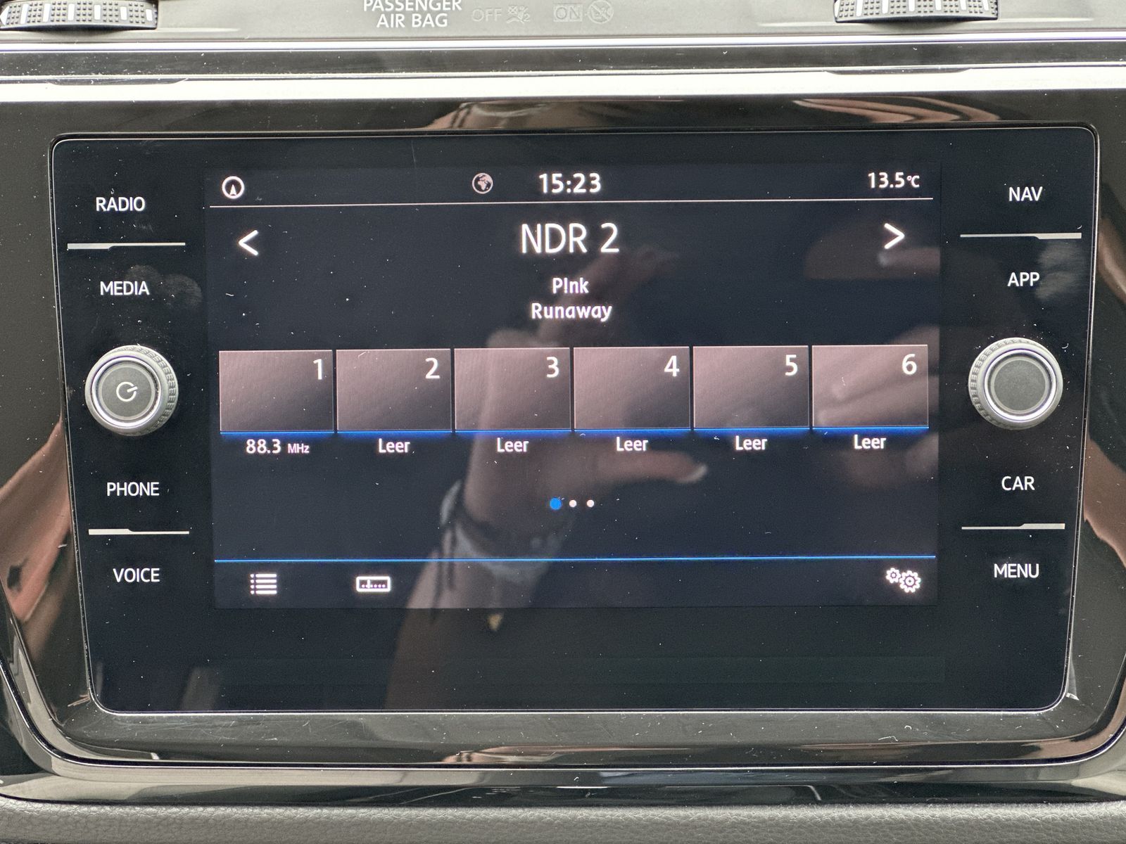 Fahrzeugabbildung Volkswagen Touran 2.0 TDI DSG Highline NAV+LED+ACC+17ZO+1HD