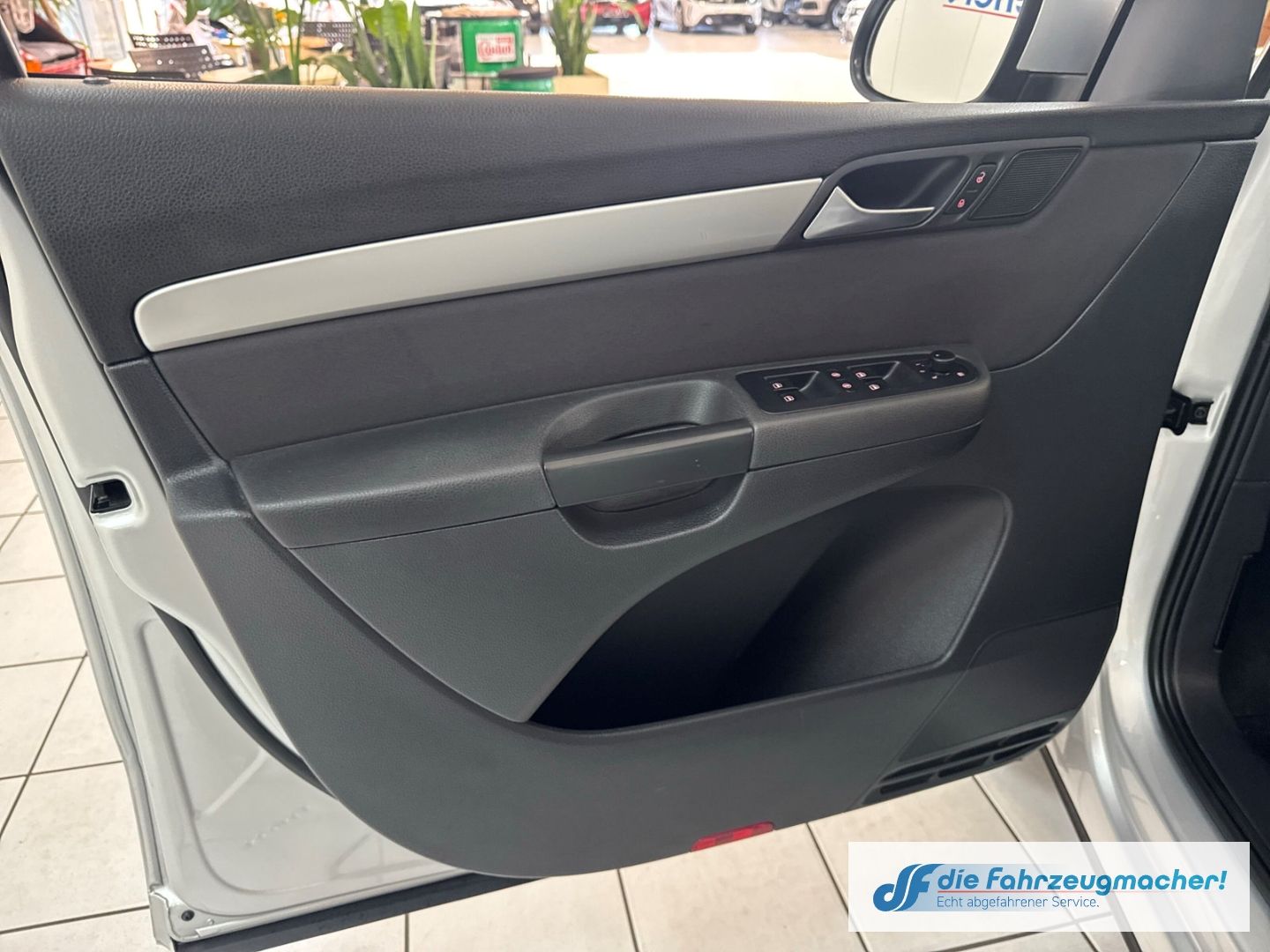 Fahrzeugabbildung Volkswagen Sharan Trendline BMT Dyn. Kurvenlicht Mehrzonenk
