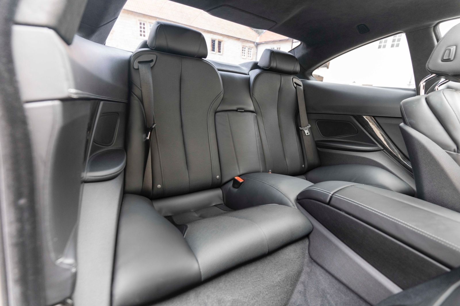 Fahrzeugabbildung BMW 650i xDrive Coupé M-SPORTPAKET HUD H&K LED KAM
