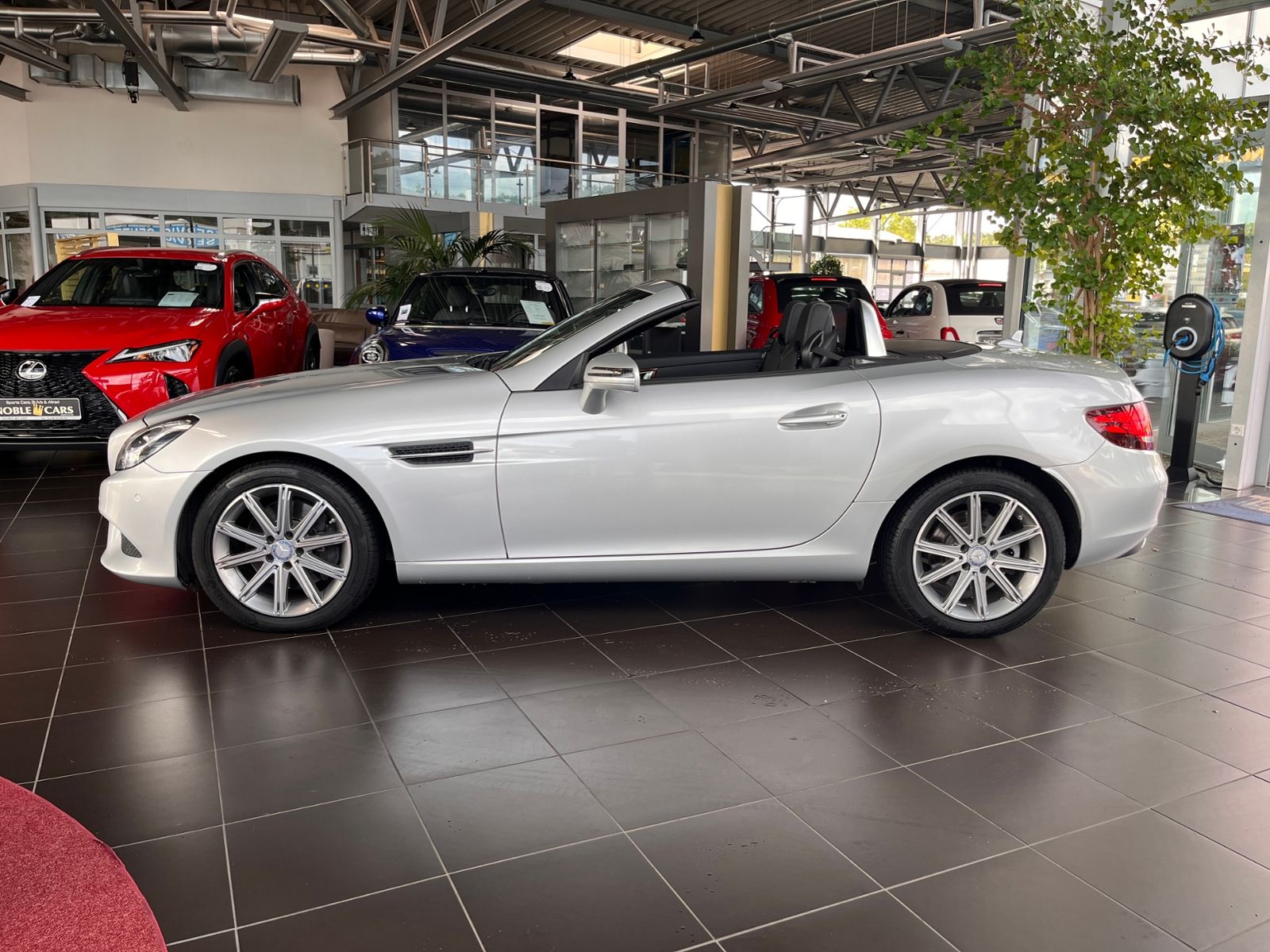 Fahrzeugabbildung Mercedes-Benz SLC 300 Roadster PANO NAVI ALU
