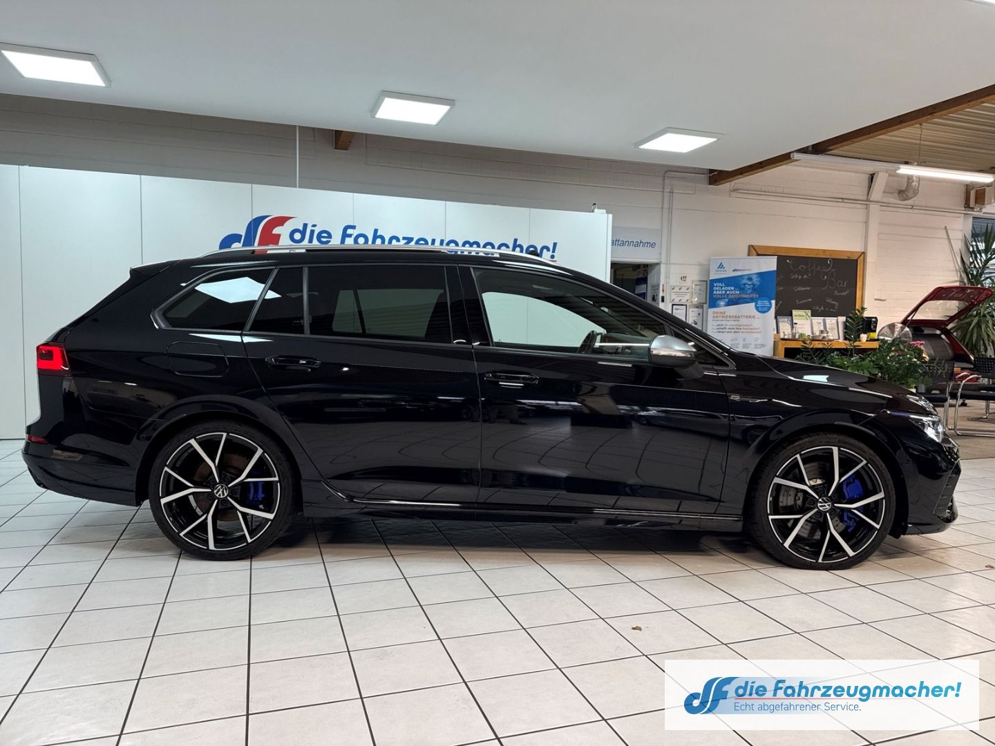 Fahrzeugabbildung Volkswagen Golf VIII Variant R Line 4Motion HUD AD AHK-klap