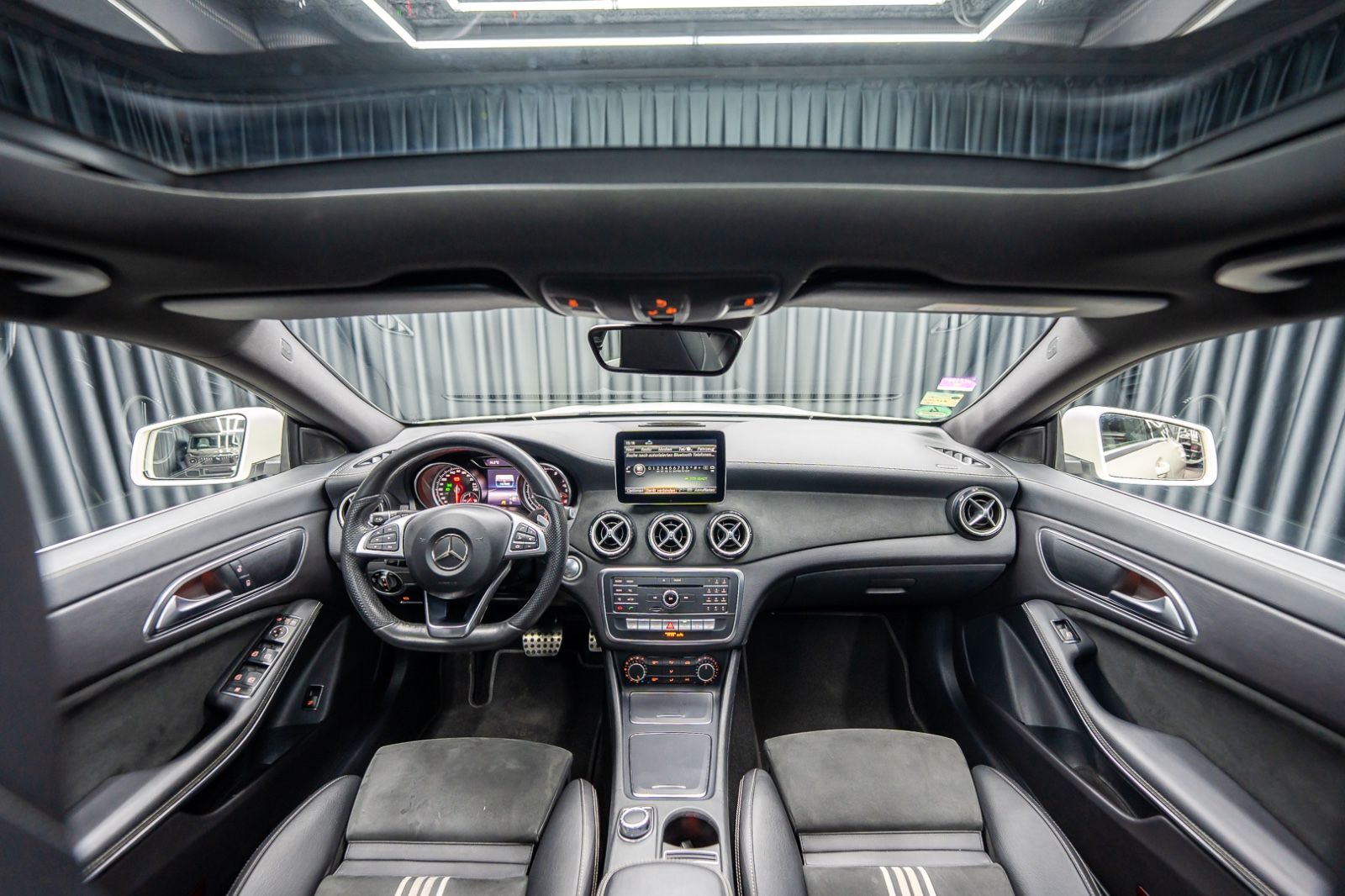 Fahrzeugabbildung Mercedes-Benz CLA 180 Shooting*AMG*Panorama*Keyless*PEAK*BSNS*