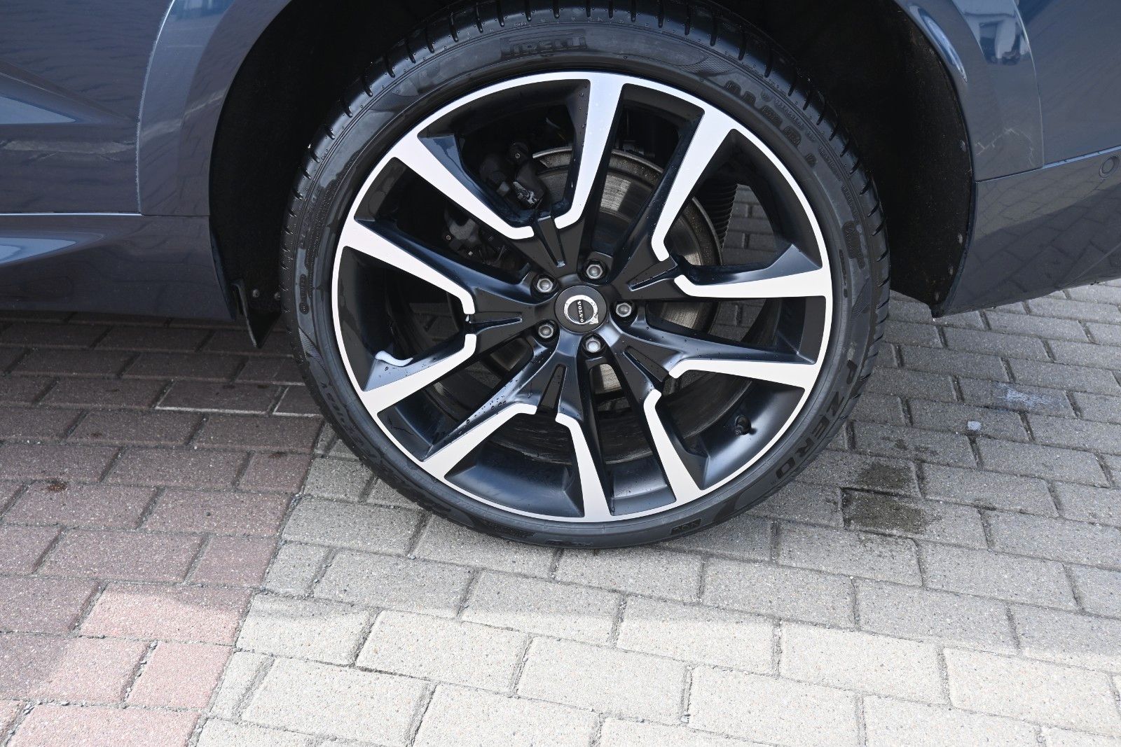 Fahrzeugabbildung Volvo XC60 B5 D Ultimate Dark AWD*B&W*LUFT*360°*STHZG*