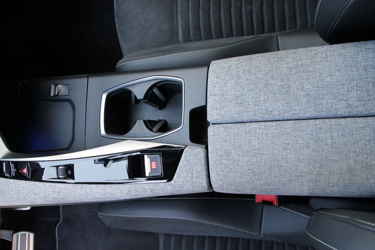 Fahrzeugabbildung Peugeot 3008 Allure Hybrid 145 e-DSC6