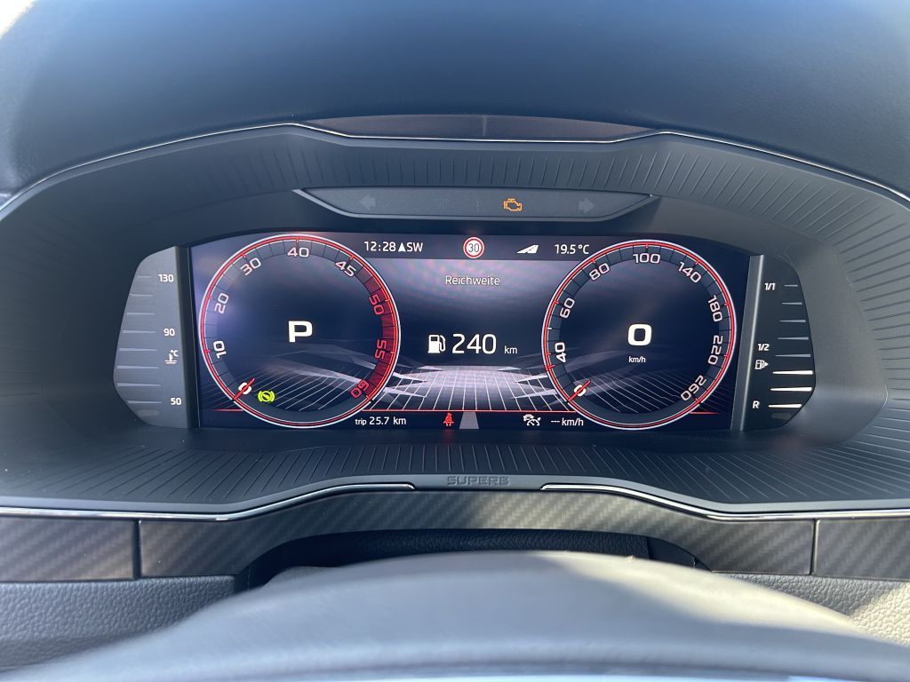 Fahrzeugabbildung SKODA Superb Combi 2.0 TDI DSG Sportline+Busin.Columbu