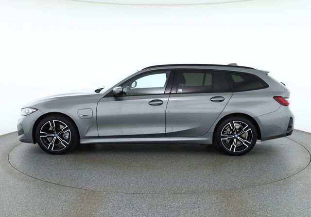 BMW 330, 2022 — 2