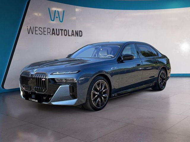 BMW i7 xDrive M70 THEATRE EXECUTIVE LOUNGE B&W SKY