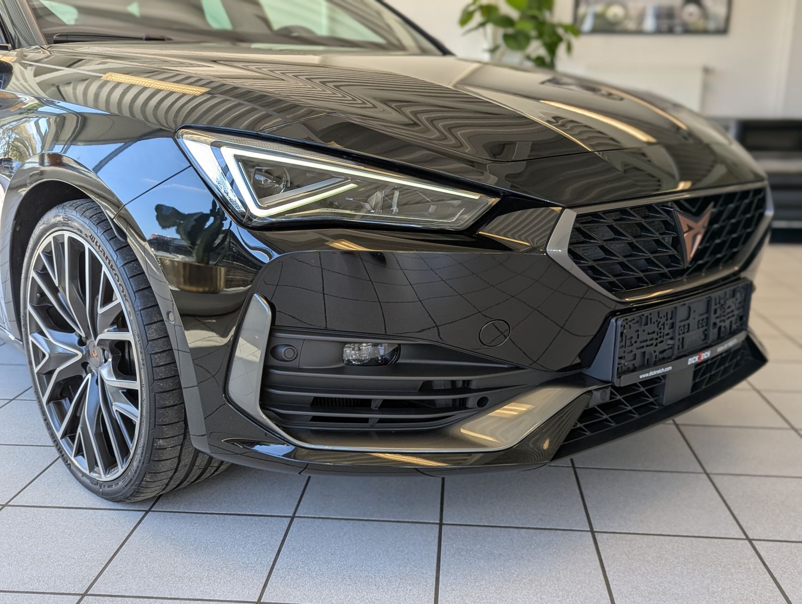 Fahrzeugabbildung CUPRA Leon VZ 2.0 TSI DSG Pano Matrix Beats Memory 19"