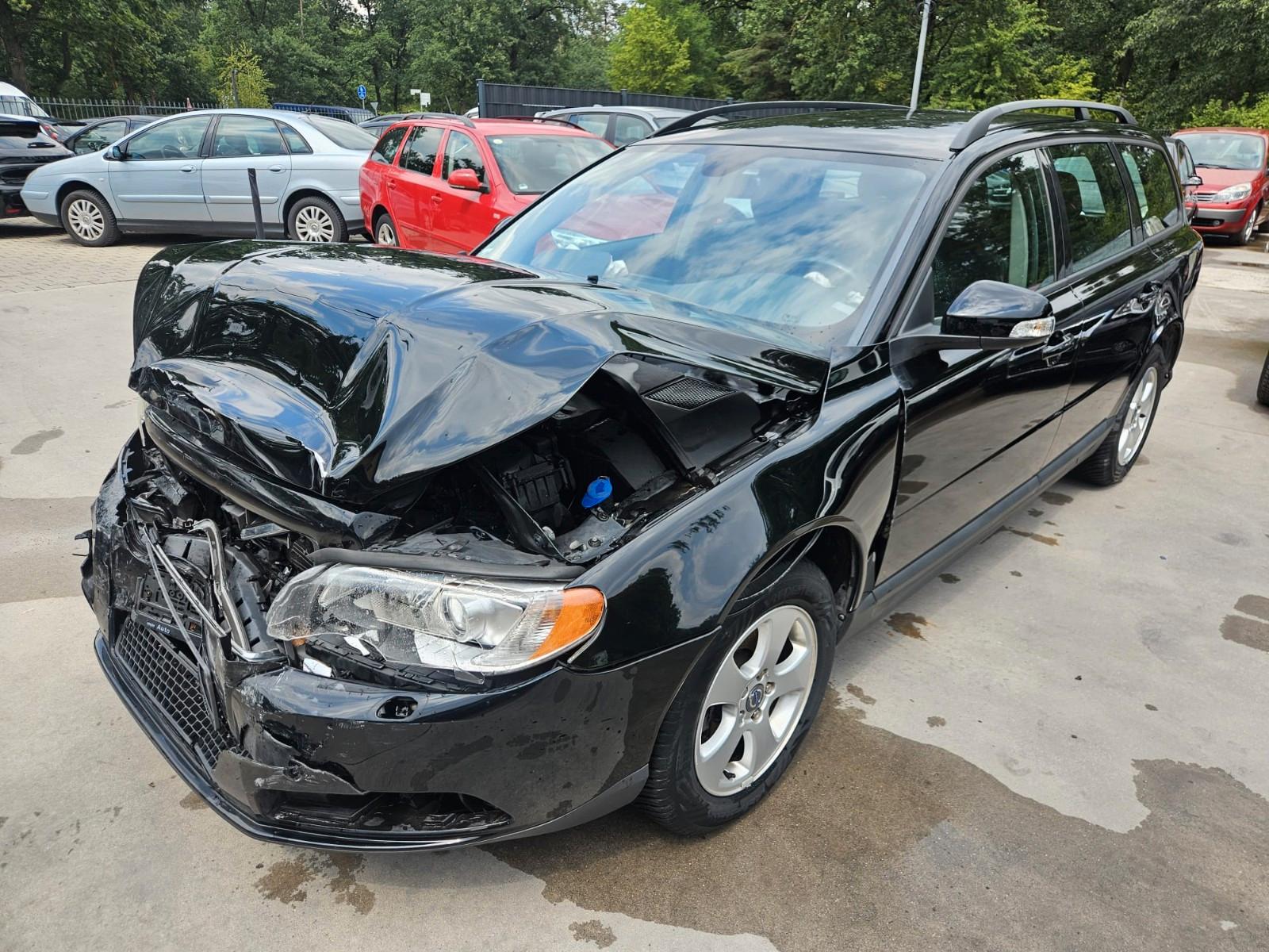 Volvo V70 2010 — rear view