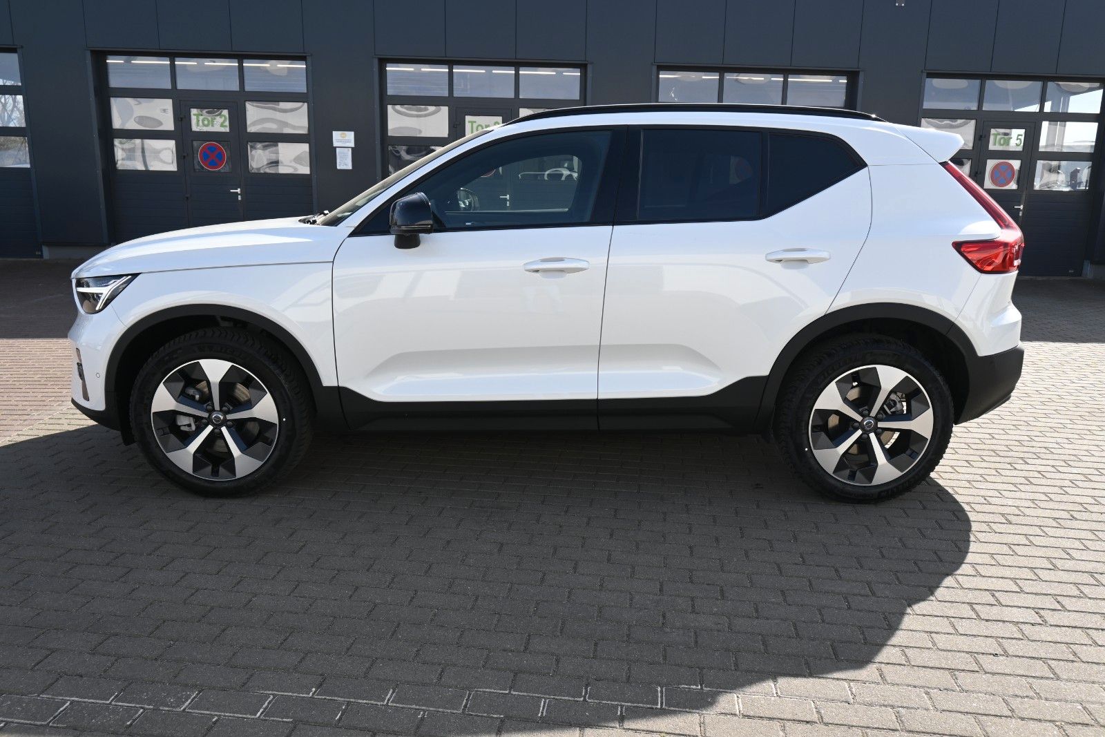 Fahrzeugabbildung Volvo XC40 B3 DKG Plus Dark*H&K*FSHZG*360°*ACC*AHK