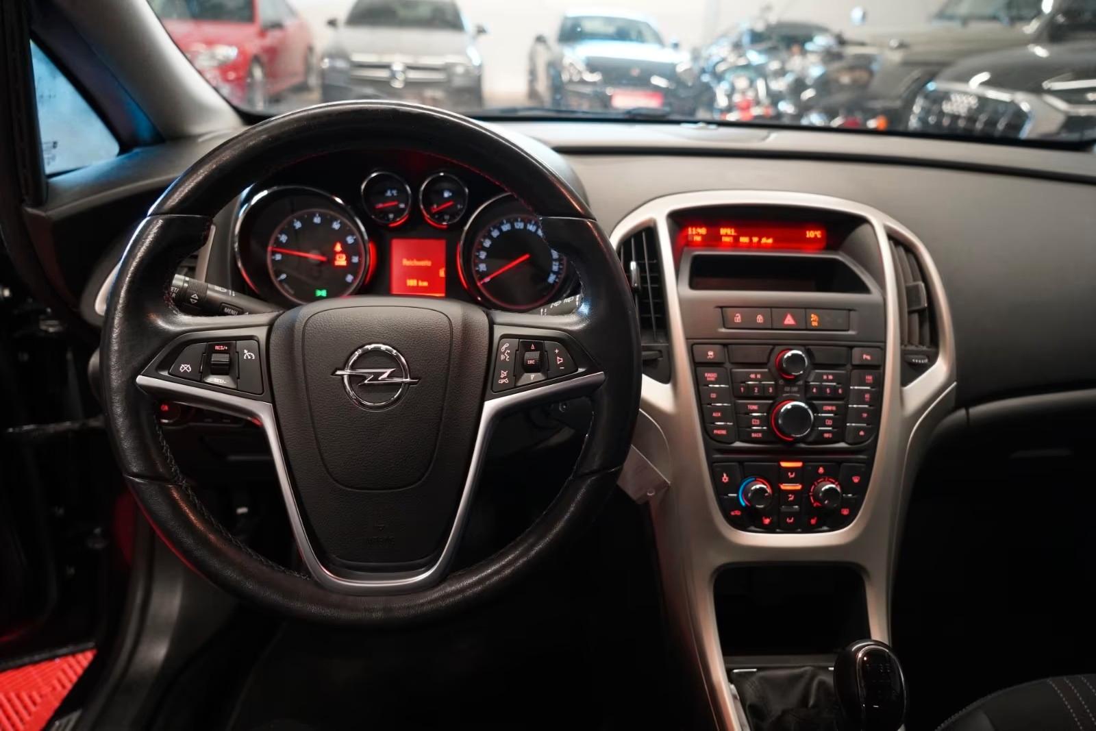 Opel Astra 2012 — photo 14