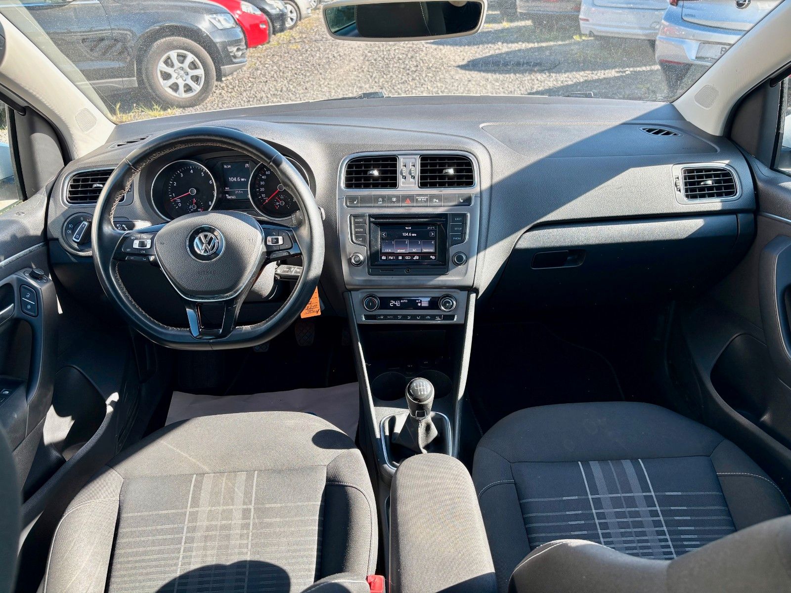 Fahrzeugabbildung Volkswagen Polo V Lounge 1.2 TSI 81kW LED Glasdach PDC Spor