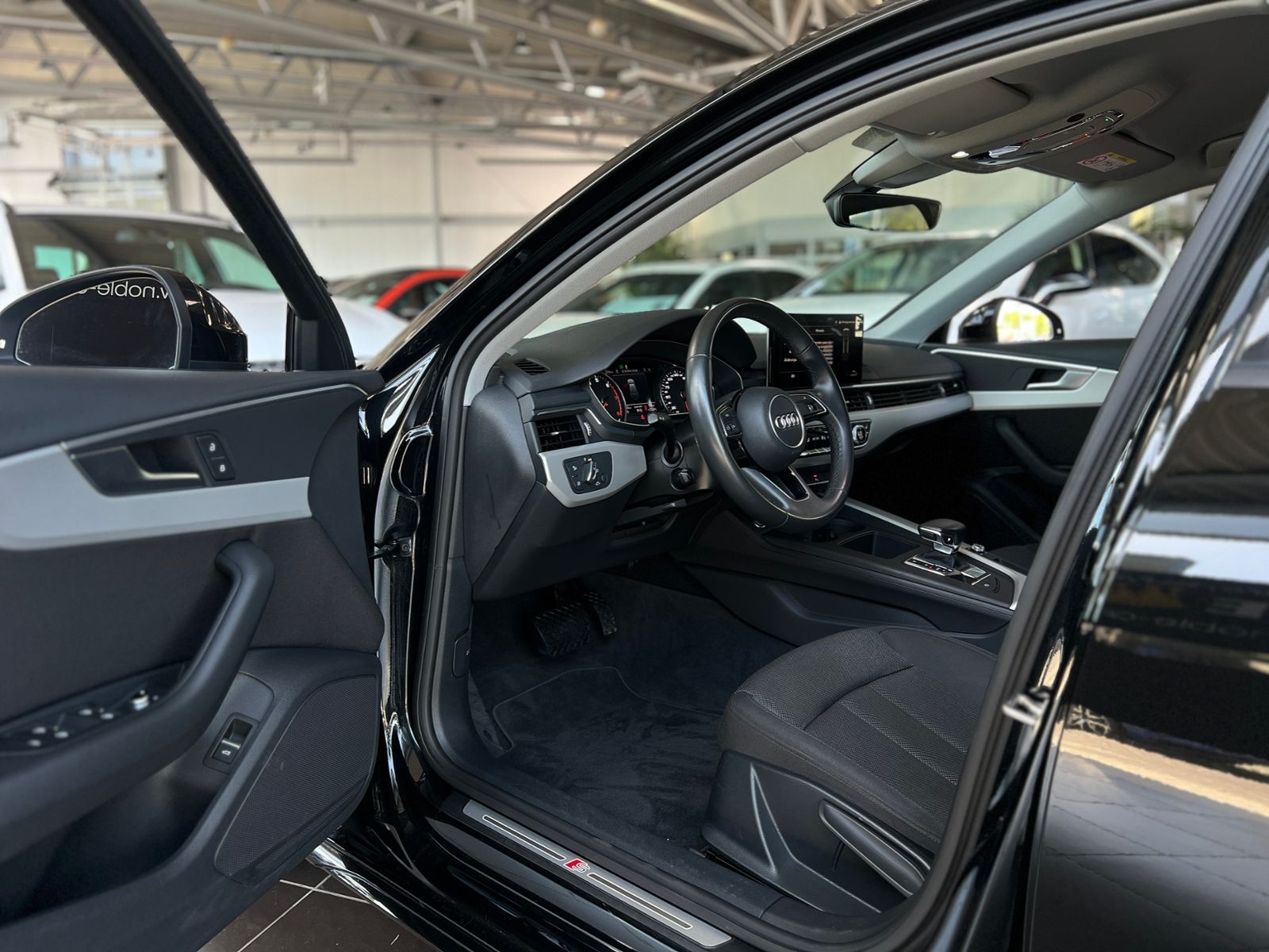 Fahrzeugabbildung Audi A4 Avant 40 TFSI S Line AHK SHZ NAVI KLIMA