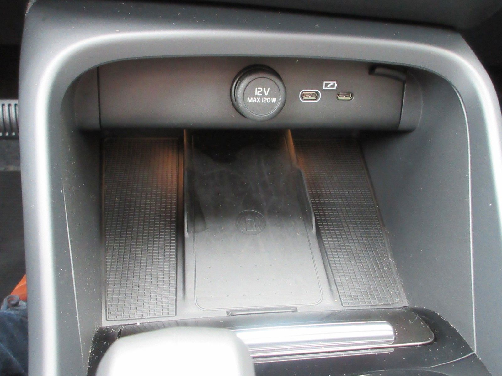 Fahrzeugabbildung Volvo XC 40 Plus Dark 2WD