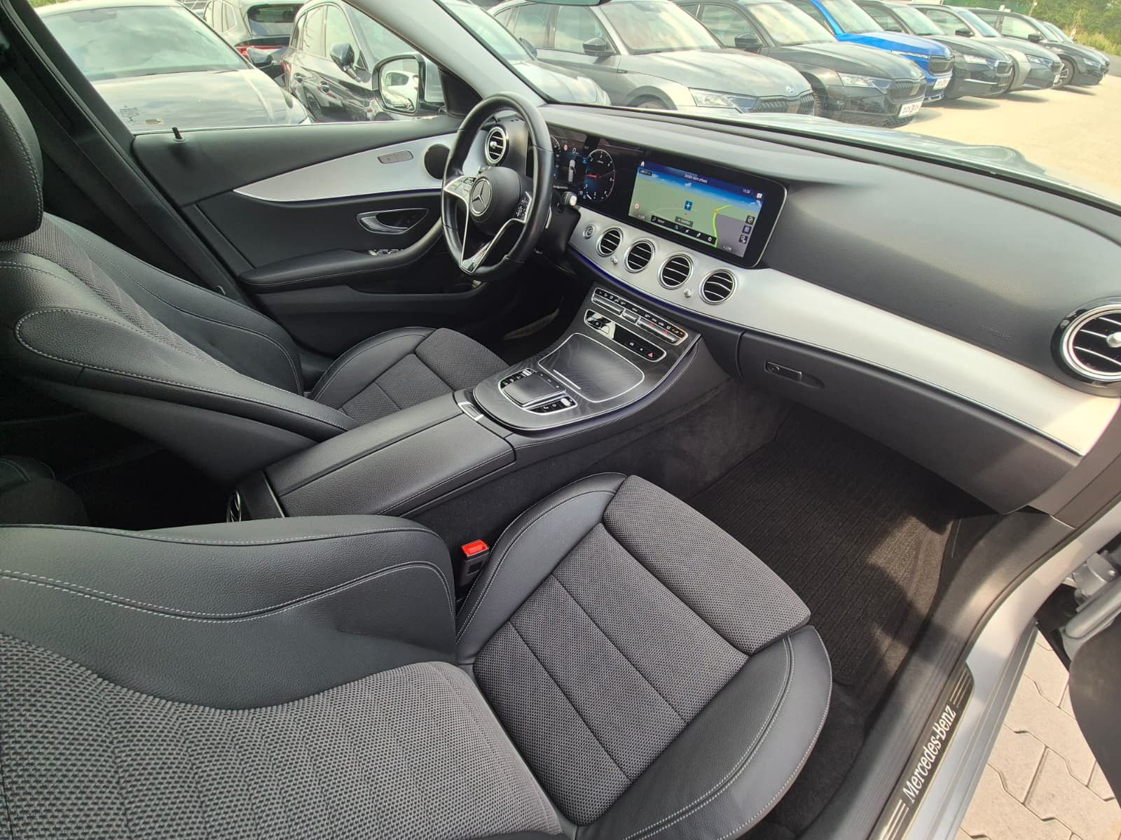 Fahrzeugabbildung Mercedes-Benz E 220 d Avantgarde AHK*DIST*LED*SHZ*Kam*Ambiente