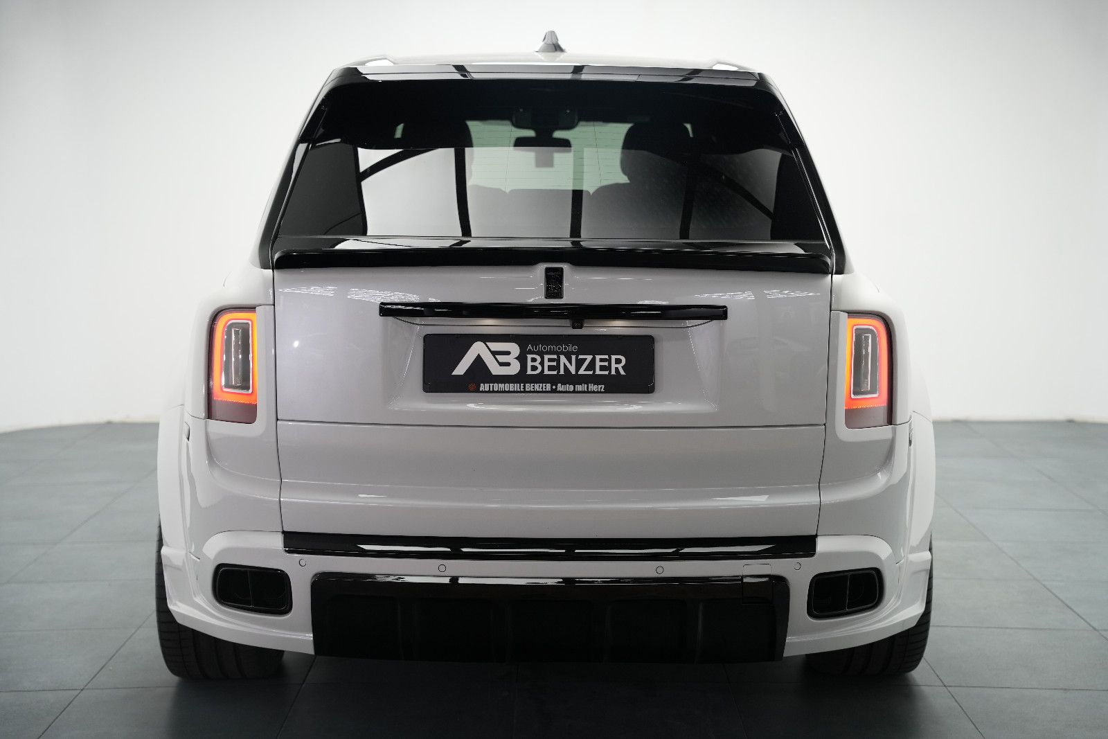 Fahrzeugabbildung Rolls-Royce Cullinan/NOVITEC/WIDEBODY/24''/FOND-TV/STERNEHIM