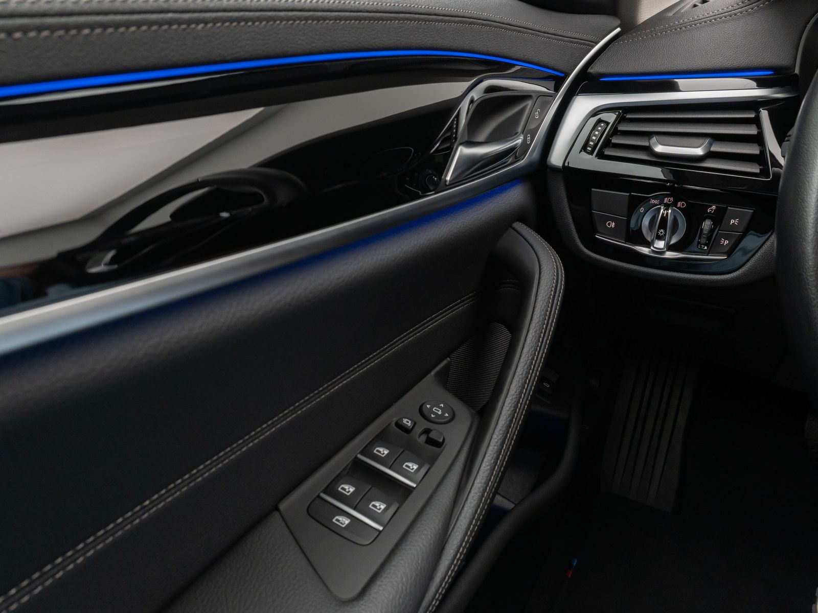 Fahrzeugabbildung BMW 530d LuxuryLine Panorama Kamera HiFi AHK Komfort