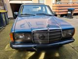 Mercedes-Benz W123 240d Automatik Mercedes Benz - Mercedes-Benz 240 mit Diesel-Antrieb: Limousine, Automatik