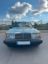 Mercedes-Benz 260 - Mercedes-Benz 260 mit Benzin-Antrieb: Automatik