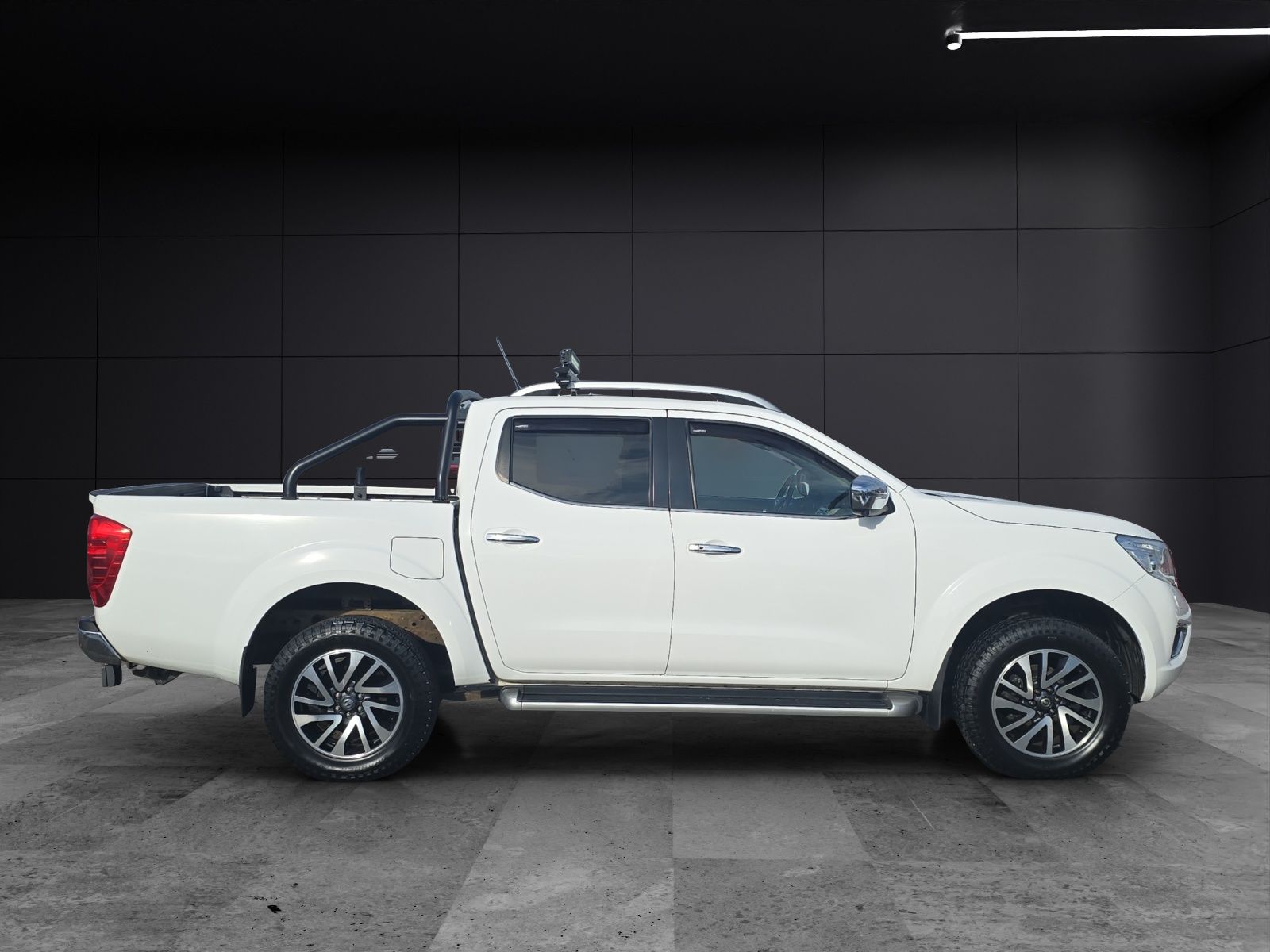 Fahrzeugabbildung Nissan Navara NP300 Tekna Double Cab 4x4 RFK SH LED